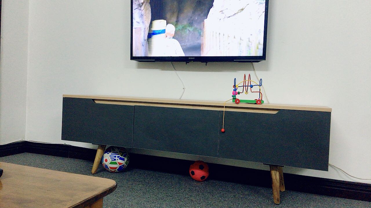 Cánh tủ hơi yếu nhưng sử dụng thì cũng tạm ổn so với giá tiền