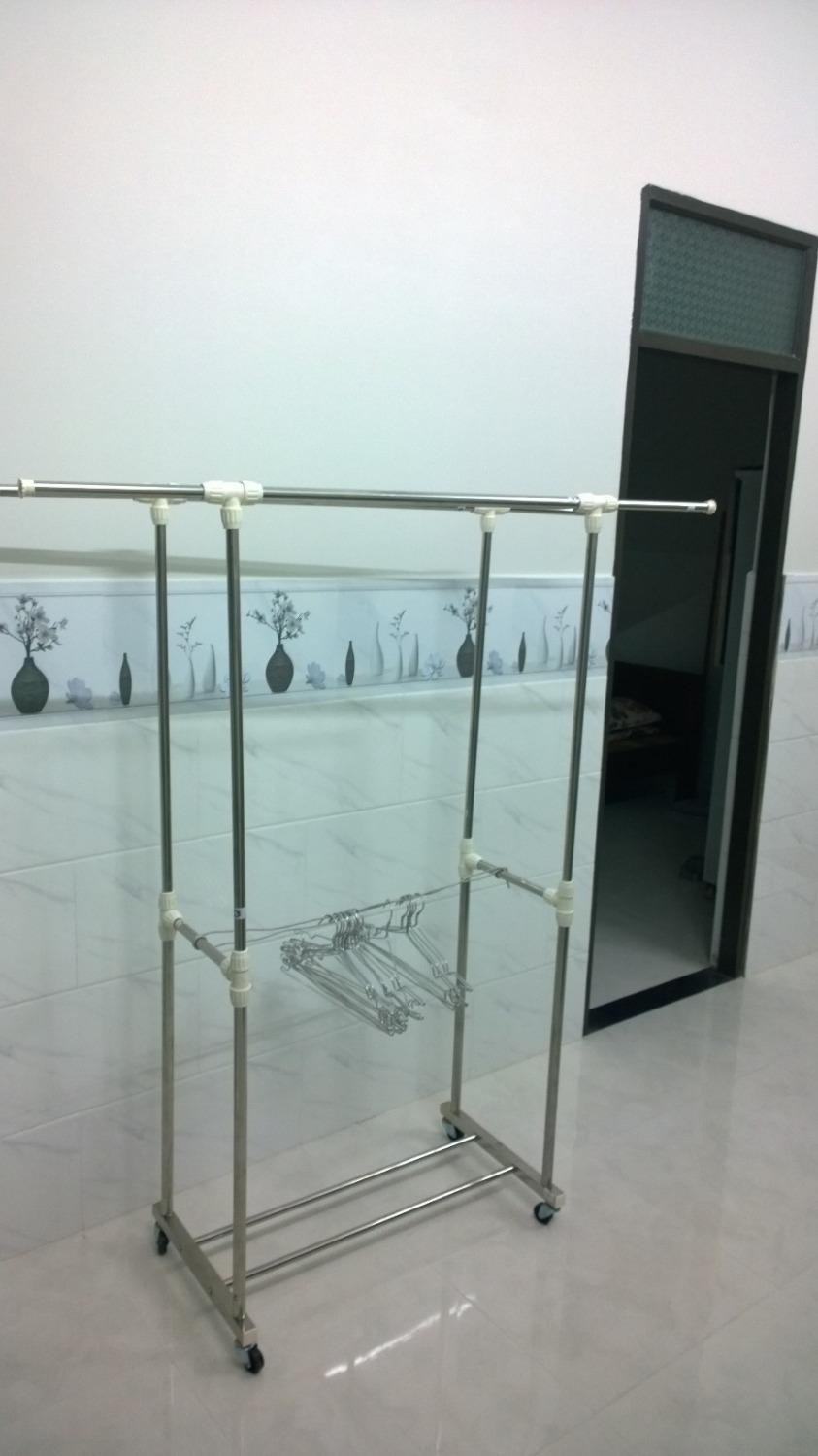 Mua về loay hoay một hồi mới lắp xong, cũng không khó lắm, lắp phần chân hơi mệt nhất, do lỗ khoan sẵn hơi chật so với cái thanh inox đưa vào. Lắp xong thì thấy khá là ok. Giàn phơi cao khoảng 1.7m, thanh phơi ngang cũng cỡ đó. Phơi đc nhiều đồ, cứng cáp, có bánh xe. Giá 260k cũng mềm. Chế thêm sợ day bụt ở giữa nữa tiện cho bỏ móc