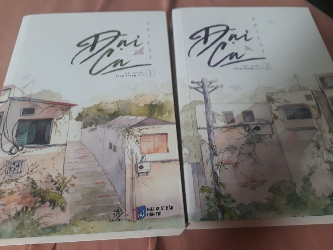 Mạch truyện mới lạ, như thể cùng trải qua quá trình trưởng thành của 3 anh em. K khỏi xót xa khi đọc phần đầu truyện. Có cảm giác muốn bao bọc, bảo vệ, giúp đỡ 3 ae. Tuổi thơ của họ thật chua xót. Cảm thấy đau lòng cho Ngụy Khiêm. Tình cảm của Nguỵ Chi Viễn cũng khiến mình đồng cảm cùng Ngụy Khiêm, chưa thể tiếp nhận nhưng dần dà cảm nhận sự ấm áp, bình yên và cái "tình thân" mà thật tâm đón nhận. Đáng đọc. Mạch truyện phản ánh sự u tối trong tâm hồn nhưng k hề bất lực. Cảm phục sự nghị lực của Ngụy Khiêm. Chúc 2 ae hạnh phúc trọn đời