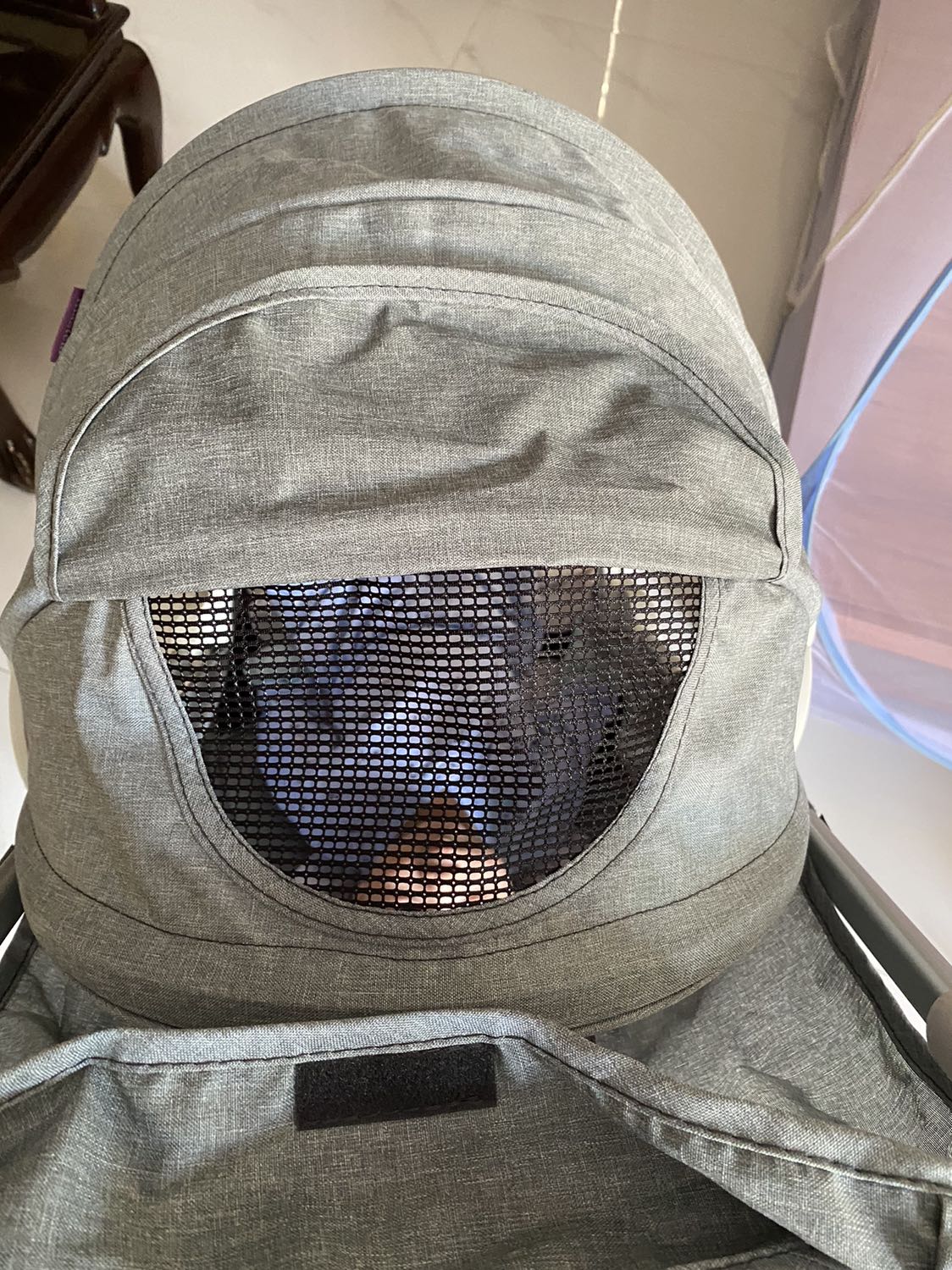 Lúc đặt hàng rất lo ngại về ván đề han gỉ, có nhắn tin thì shop trả lời hàng mới và sẽ đổi trả nếu có vấn đề.  Đọc các nhận xét khác rất là hồi hộp khi đặt hàng mặc dù vậy cũng đã thanh toán trước luôn.
Thật ra thì mua hàng chẳng ai muốn phải đổi đi đổi lại cả.
Thật may nhận được hàng khá ưng ý, chắc chắn. Đẹp hơn mình mong đợi. Có vài ốc bị gỉ nhưng không vấn đề gì, thanh nhựa thì có hơi ố vàng vài chỗ bé tí nhưng không sao, các thanh sắt không han gỉ là ok rồi.
Xe đẩy đáng để mua lắm ạ, giá khá ổn.