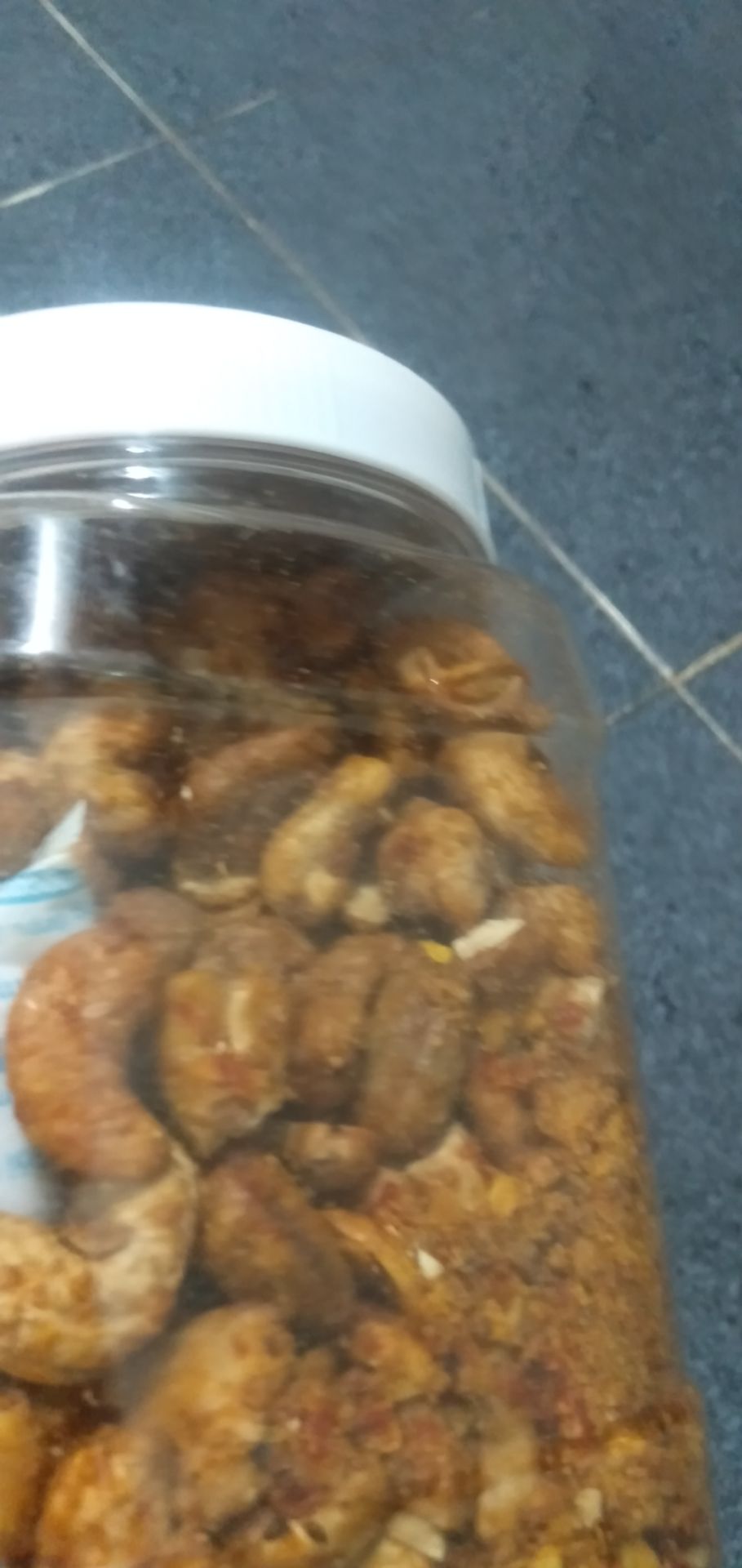 giao hàng nhanh ,hạt điều còn nguyên nhiều ,ko bị nát ,ăn rất ngon ,giá rẻ nên mua .