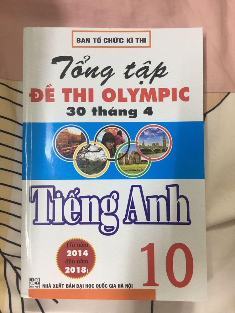 - Về dịch vụ : mình đặt từ ngày 12 đến ngày 14 là có hàng, về khoản tốc độ thì mình luôn luôn tin tưởng Tiki, cảm ơn Tiki về điều này ạ vì mình đang thực sự rất cần em nó cho 6 ngày nước rút thi HSG Anh của mình !

- Về hình thức/chất lượng : Sách giao đến được gói trong hộp rất thẳng thớm và chắc chắn, khi mở hộp ra không hề bị trầy xước, méo mó hay tổn hại gì cả. Cụ thể thì các bạn có thể thấy chất lượng sách trong ảnh mình chụp, phải gọi là rất tốt luôn í !

Mình đang giải dở đề 2014, nhìn sơ qua thì mình thấy cách ra đề giống khoảng 95% đề thi HSG Anh mà mình đang được giải trong Đội tuyển, nên nếu bạn nào vừa muốn ôn thi Chuyên vừa muốn ôn thi HSG thì đều có thể lựa chọn quyển này để học-ôn nhé, must-have cho chuyên Anh luôn theo mình thấy là vậy ! Một điều nữa mình thích về quyển này là nó có cả đáp án đằng sau cho mỗi trường nên các bạn không cần phải tốn nhiều thời gian tra cứu keys trên mạng.

Nói chung là khá ổn áp ạ, mình cho hẳn 5 stars ! Chỉ mong sách có thể update thêm nhiều đề của những năm gần đây từ 19 - 21 và có thêm đề của các trường Chuyên tại TP.HCM để hs có thể ôn luyện và làm quen nhiều hơn ạ, còn lại thì rất tốt !