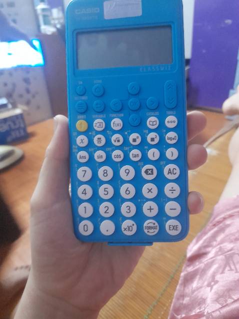 Máy đeph .màu đâmn . Nhưng phải tìm hiểu nhiều .nhạy .nhiều chức năng . Mong đánh giá đc tặng xu chứ cũng k phàn nàn j .các phụ huynh nên mua cho con học