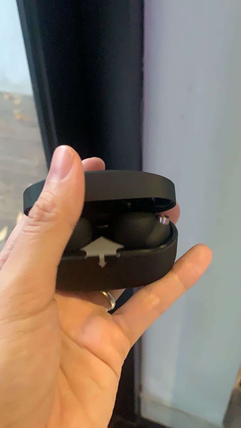 Tai nghe sony thì khỏi bàn về chất lượng rồi hen. Mình thấy review nút to bị rớt (default là size M), mình đổi qua size S, rất vừa tai mình. Sản phẩm kết nối nhanh, bỏ qua bước bấm như tai có dây cũ của mình. Mình rất thích.