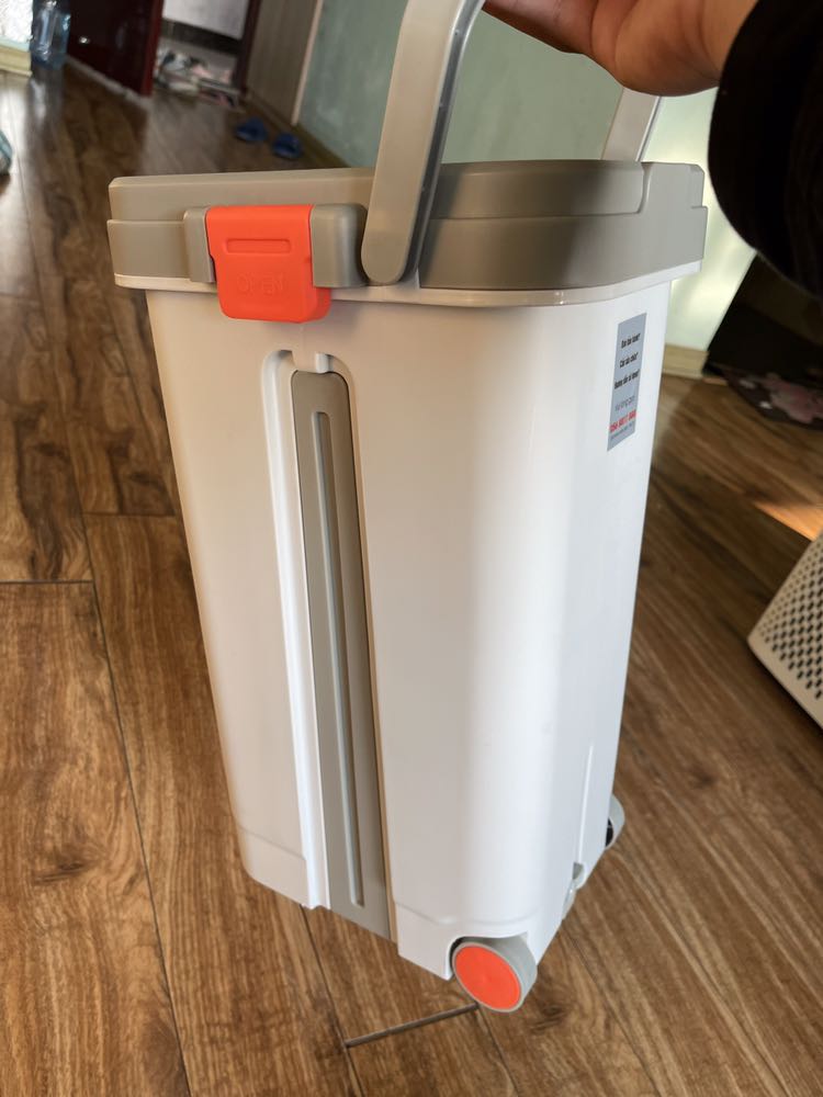 Lau nhà siêu nhanh siêu sạch đây phải nói là chân ái của mình sau khi mua rất nhiều loại thùng lau nhà khác nhau. Cây lau cao nè bông lau rộng xoay 360. Nói chung ưng cái bụng lắm