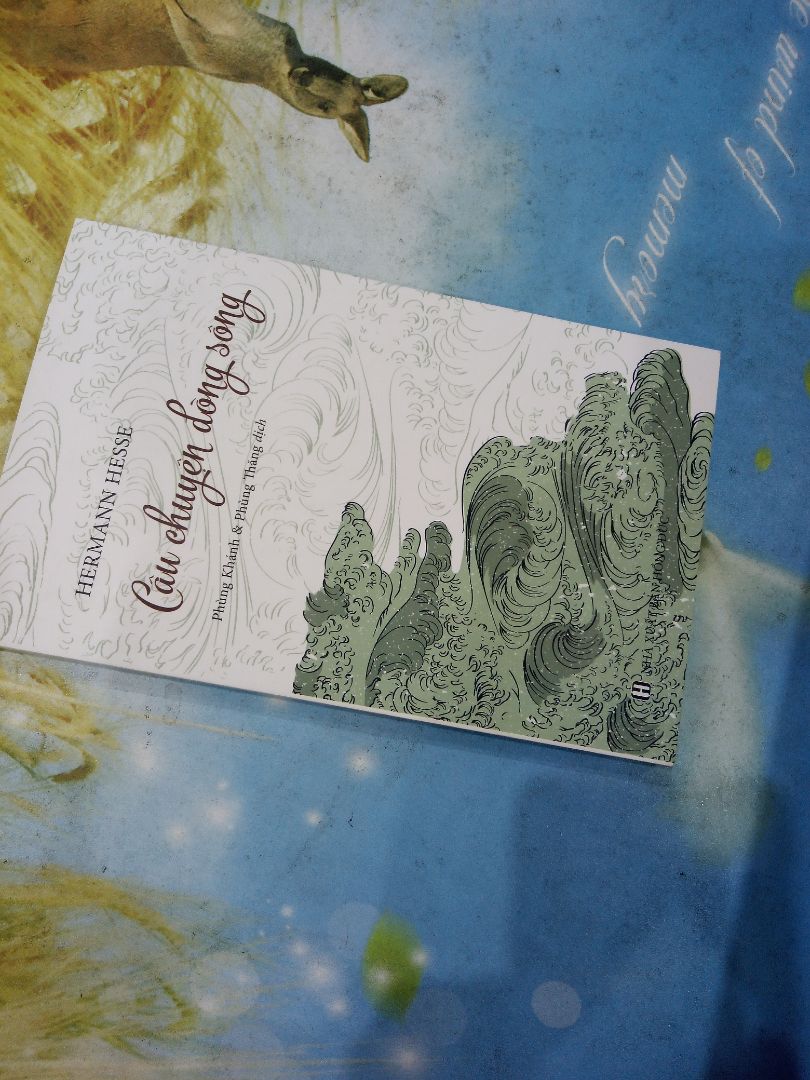 sách khổ nhỏ , bìa thiết kế tinh tế .Cuốn sách này được dịch từ truyện Siddhartha , nên mọi người muốn mua bộ sách của Hermann Hesse thì chú ý mua trùng . Về dịch giả Phùng Khánh thì chính là Thích Nữ Trí Hải , một vị ni sư nổi tiếng