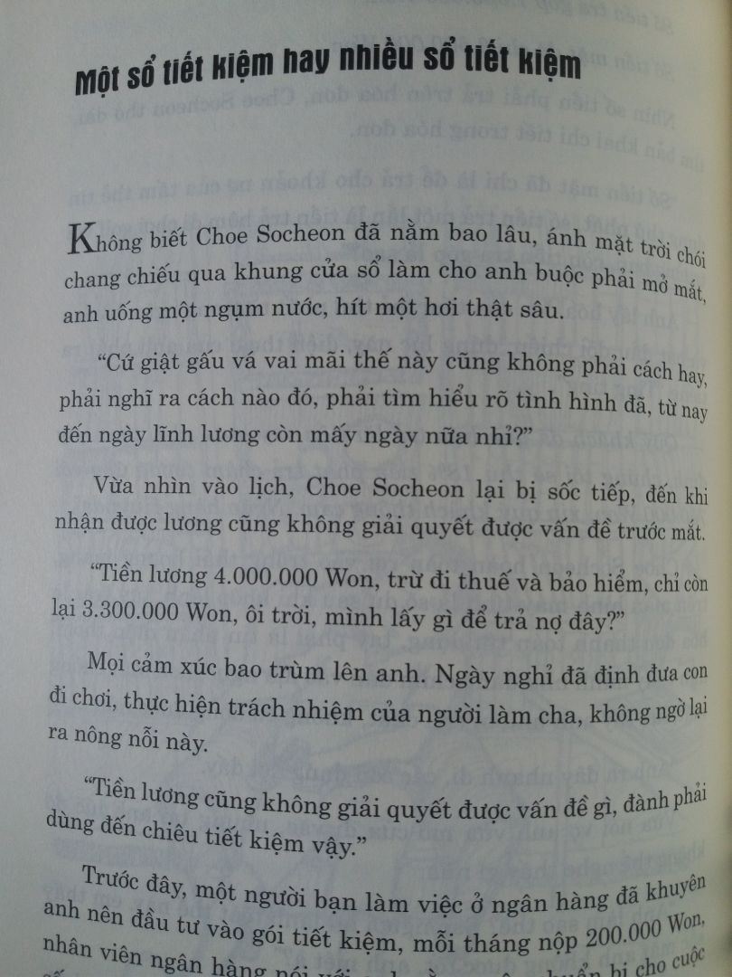 Mình đã nghe audiobook 2 tập cuốn này trước khi mua. Quả đúng như sách nói, có lẽ qua 30 tuổi đã là muộn để đọc cuốn này nhưng vẫn còn hơn không biết về nó.

Sách viết theo lối kể từ những sai lầm trong việc chi tiêu thiếu kế hoạch của Kim Min Seok (35 tuổi) dẫn đến rất nhiều vấn đề xảy ra sau đó. Cuộc sống đúng là không nói trước được điều gì vì thế chúng ta luôn phải chuẩn bị phương án dự phòng cho những điều tồi tệ xảy ra. Cũng giống một số cuốn sách nói về Kỹ năng quản lý tài chính cá nhân để hướng tới sự giàu có và thịnh vượng, nguyên tắc cơ bản nhưng cực kỳ quan trọng của nó cũng được đề cập trong cuốn này theo cách kể chuyện dung dị và chậm dãi của người viết mà không phải bảo bạn phải làm thế này phải làm thế khác. Tiết kiệm và đầu tư chính là mấu chốt của vấn đề: Phải sống dưới mức bản thân kiếm được và phải bỏ qua cảm giác hạnh phúc tạm thời khi chỉ để thỏa mãn bản thân mà cần nhìn xa trông rộng hơn.

Quả thật, quản lý tài chính cá nhân rất quan trọng đối với bản thân mỗi người và cuốn sách này ra đời với nhiệm vụ cao cả đó.
Tiki giao hàng nhanh. Sách đóng gói cẩn thận n lâu rồi mua hàng nhà sách này ko thấy có tặng kèm bookmark như dạo đầu.