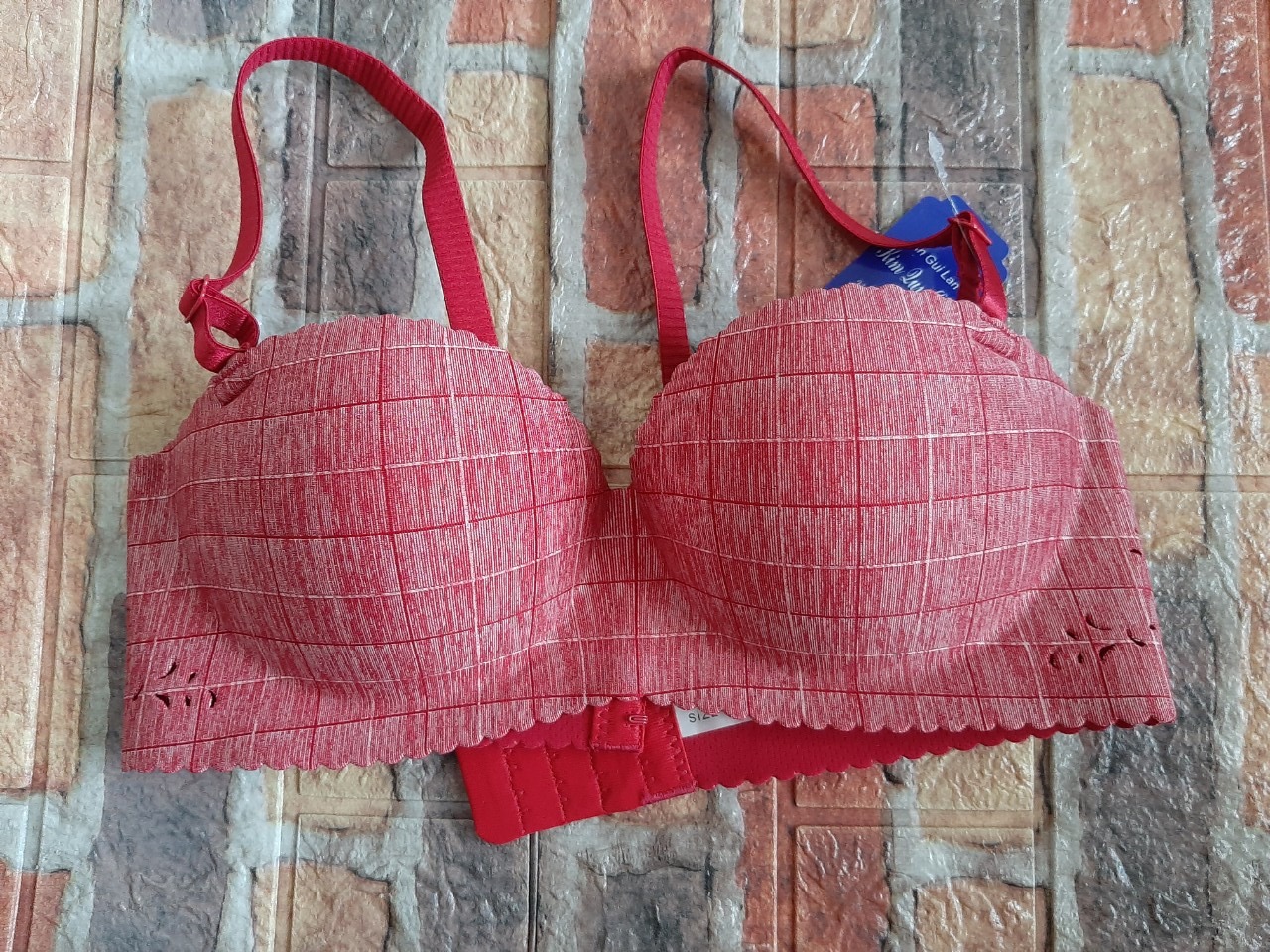 Áo ôm phom và nâng ngực, vải mềm mặc khá thoải mái. Đóng hộp tế nhị kín đáo, giao hàng nhanh