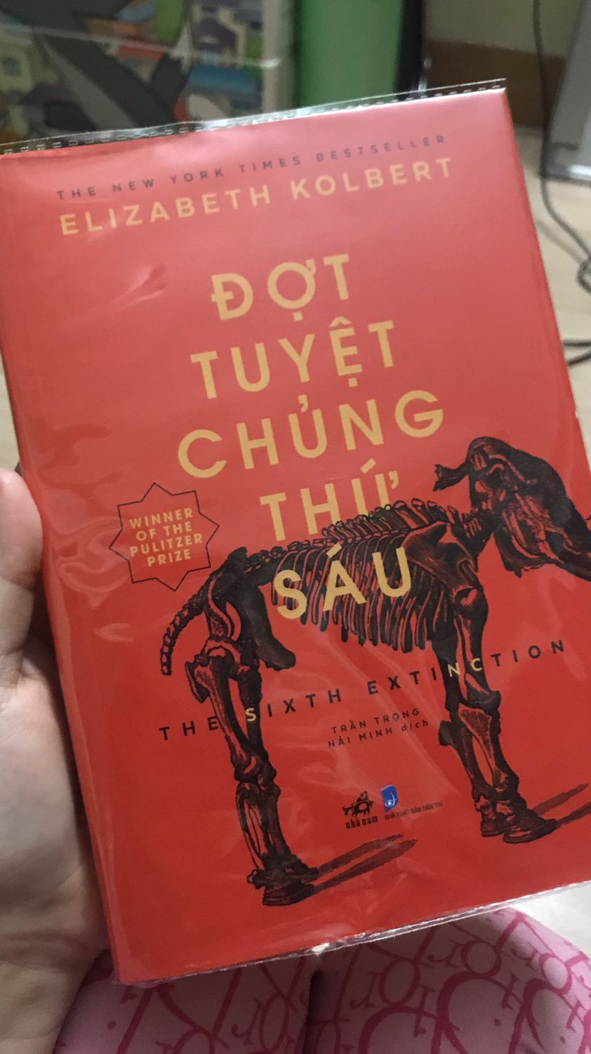 Một cuốn sách khá hay cho những người chả biết gì về vấn nạn tuyệt chủng của hàng loạt các loài động thực vật trên thế giới như mình. Tuy nhiên như mình đã nói mình là người ko biết gì về chuyên ngành sinh học hay đại loại liên quan tới thiên nhiên môi trường nên một số thông tin liên quan chuyên ngành mình đọc không hiểu lắm. Nhưng những câu đúc kết của tác giả hay những lời nhận xét của những nhân vật đồng hành trong câu chuyện đc kể lại mang đến những suy nghĩ thực sự sâu sắc và thấm thía. Túm lại vẫn là một cuốn sách đáng mua để chúng ta có nhận thức hơn về “đợt tuyệt chủng thứ 6” mà ở đó chính con người vừa là nạn nhân vừa là kẻ chủ mưu.
Về dịch vụ và chất lượng sách của tiki ko có gì để phàn nàn.