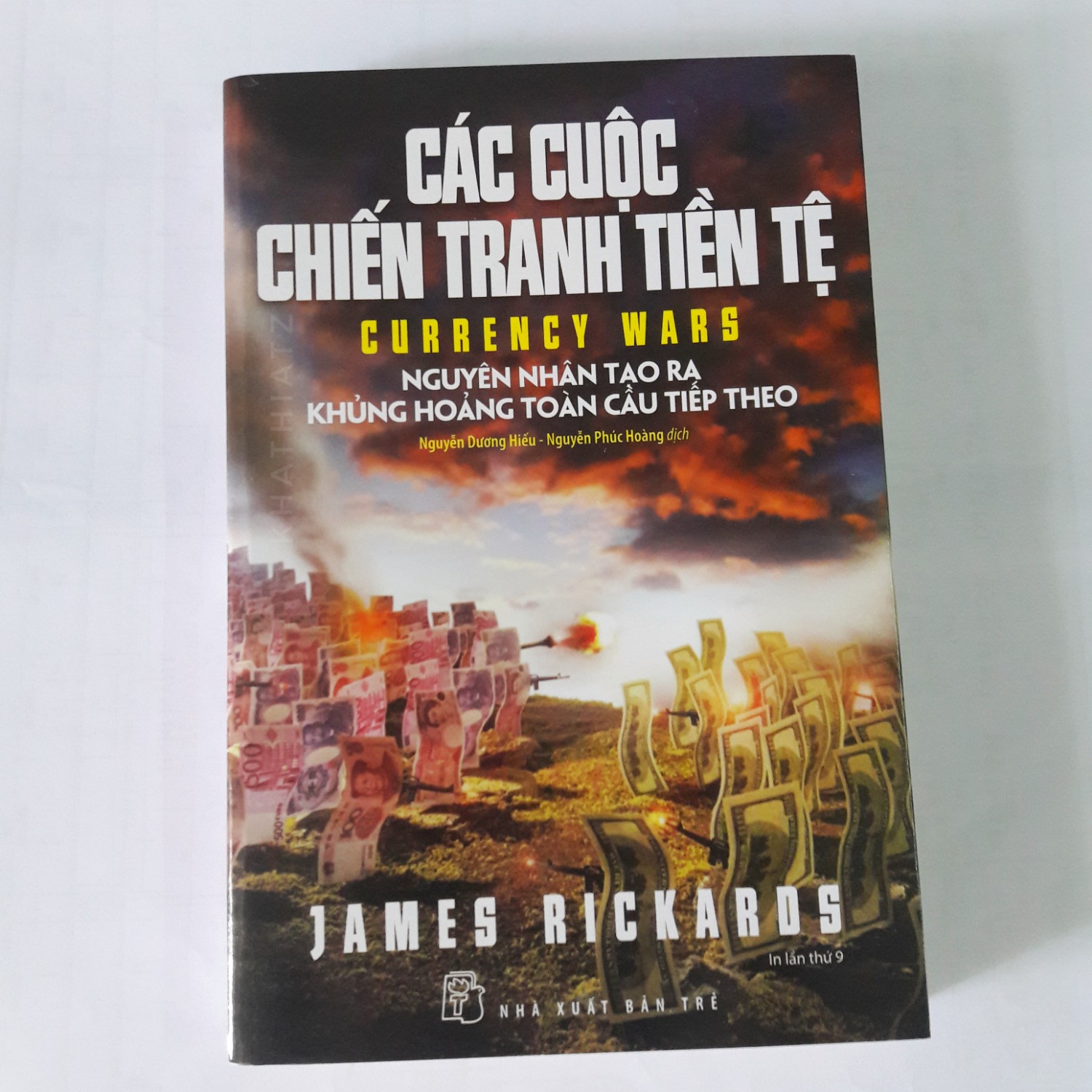 Tiền là máu của nền kinh tế, nếu máu có vấn đề thì cả cơ thể sẽ chết. Quân sự nước Mỹ có thể bất khả chiến bại trên hành tinh này, nhưng với tiền lại là chuyện khác. Lịch sử đã nhiều lần chứng minh, các quốc gia phá giá tiền tệ đồng nghĩa với thả bom nguyên tử vào thế giới. Quyển sách này sẽ cho bạn thấy sai lầm trong lịch sử, từ đó rút kinh nghiệm cho tương lai. Chiến tranh tiền tệ được phân tích rất chuyên sâu, phù hợp với chuyên ngành kinh tế.