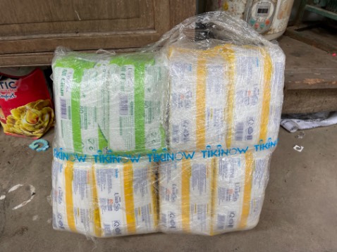 Gói hàng tệ nhất trong các đơn mua ở tiki.giấy ướt mà bọc mỗi nilon,k bỏ thùng luôn.thậm chí shiper mà có ý định móc thì kéo nhẹ mép là lấy dk.(nh shiper chỗ mình quen).
Chưa kể k may mưa gió,ướt,bẩn các kiểu.cũng là 80m nh cảm giác ọp ẹp hơn loại 72m của Huggies.
Chưa bóc xem chất lượng 3 loại khác nhau ntnao nh chủ yếu về lau thôi chứ k xài cho bé.
Sau khi gg các kiểu các thể loại thì 311k cho 6 bịch all fresh,18 bịch vitamin C.tặng 1 bịch aloe
