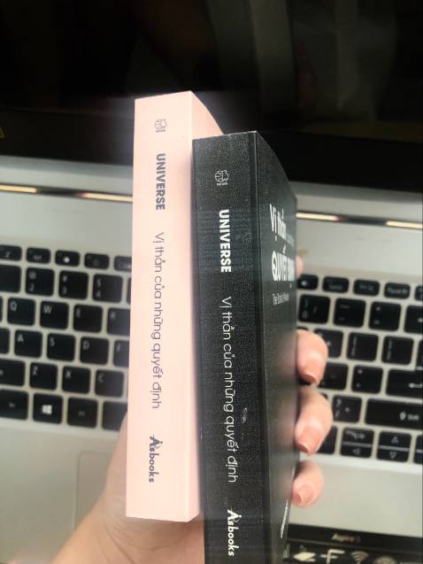 Đang mưa to ngồi buồn buồn thì hàng về, cả văn phòng xúm lại nhận thông điệp :))) ultr tưởng mua dìa giải tri mà ai ngờ thông điệp chuẩn trúng tim đen làm hết hồn luôn ấy. à nhìn hình tưởng bìa xinh xinh bt thôi mà hàng thật thì bìa sần sần lấp lánh nhìn sang xịn mà sờ thích lắm. nhớ đọc kỹ hướng dẫn và lưu ý nhé trog sách nhe các bạn. ai không chơi hệ tâm linh thì mua về giải trí cũng zuiii