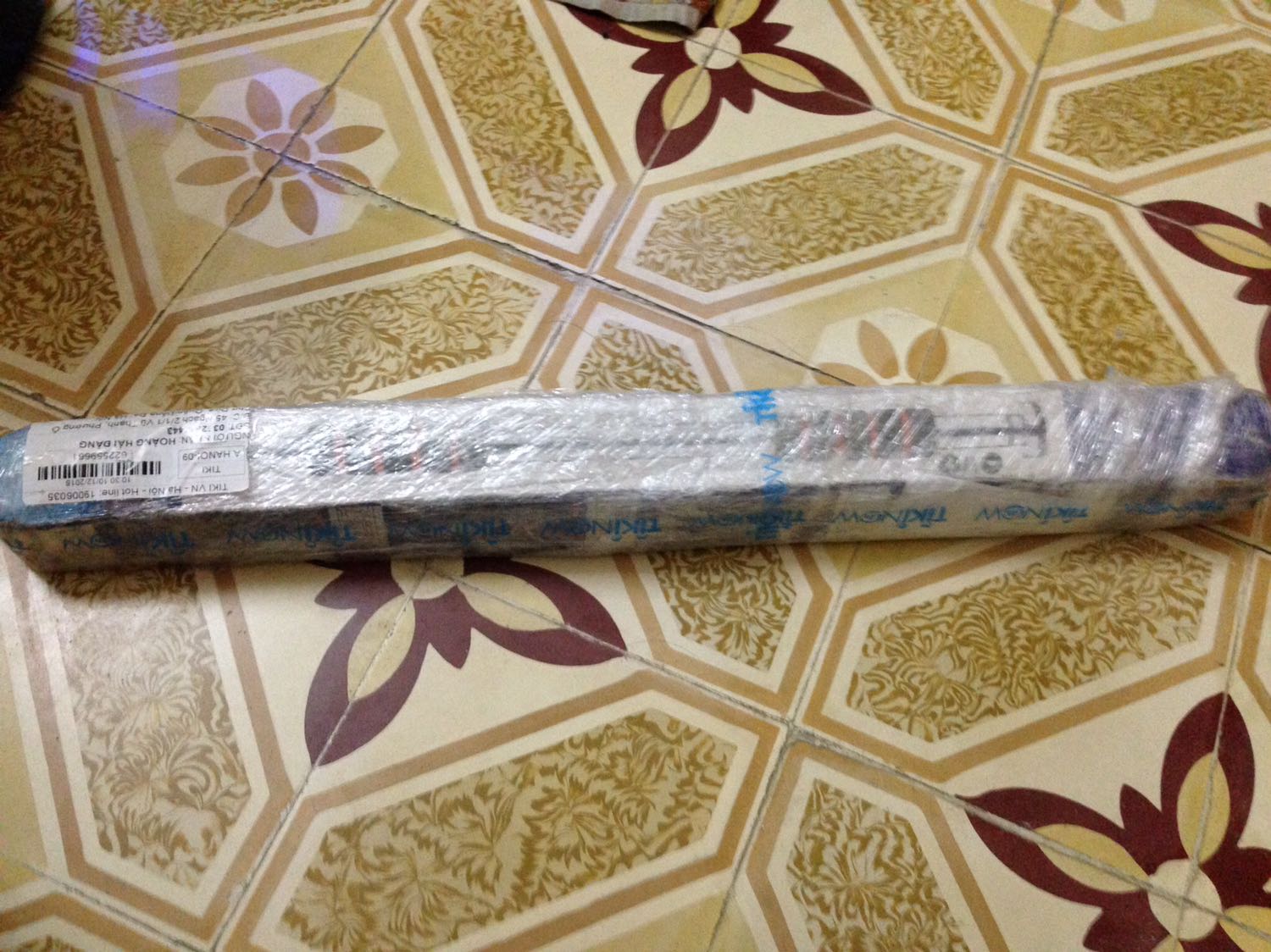 Không hiểu nguyên nhân gì giao hàng muộn mất hơn 1 tuần, khi gắn lên cửa xong tháo ra thì tuột luôn 2 đầu cao su 2 bên. Chất lượng bình thường tạo cảm giác không chắc chắn lắm