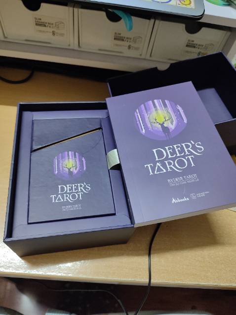 Hộp đẹp, chắc chắn. Bài in đẹp, cầm đầm tay nhưng chắc do cách cán giấy nên sờ bề mặt thì thích nhưng xáo bài thì rít hơi khó chịu chút. Chất lượng giấy cứng cáp. Màu sắc hiện đại bắt mắt.

Hình ảnh bộ ẩn chính khá trừu tượng, bao hàm cả chiêm tinh học nữa và hơi khác Rider Smith-Waite truyền thống nên khó cảm, khó đọc. Bộ ẩn phụ chỉ vẽ số lượng và biểu tượng hoàng gia kèm nguyên tố, cái này thì mình không thích.

Khuyến khích người mới học hoặc kinh nghiệm chưa nhiều thì không nên dùng bộ này. Còn chỉ là lưu giữ để ngắm mình thấy cũng đáng lắm. So với giá 291k cho một bộ bài auth thế này thì rõ ràng là nó rất đáng giá nhé.