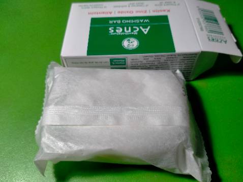 Tiki đóng gói, vận chuyển luôn chỉn chu như vậy. Đơn hàng được đóng gói cẩn thận, có cảnh báo đầy đủ, bọc chống sốc để vận chuyển an toàn, nguyên vẹn cho sản phẩm.

Về chất lượng thì sản phẩm còn nguyên tem niêm phong, có cả gói bảo bì phụ bên trong. Xà phòng cũng khá lớn, mùi thơm nha; nên trang bị thêm túi lưới rút để đựng và tắm; khi tắm tạo bọt có hương thơm đem lại cảm giác rất dễ chịu. Đặc biệt là mình dùng được 2 ngày thôi là đã thấy tình trạng mụn lưng được giảm đáng kể luôn ý, khá bất ngờ (mình mụn lưng ở mức độ nhẹ). Mình rất vui và hài lòng, chắc chắn sẽ ủng hộ Tiki thêm những lần tới nhaa.