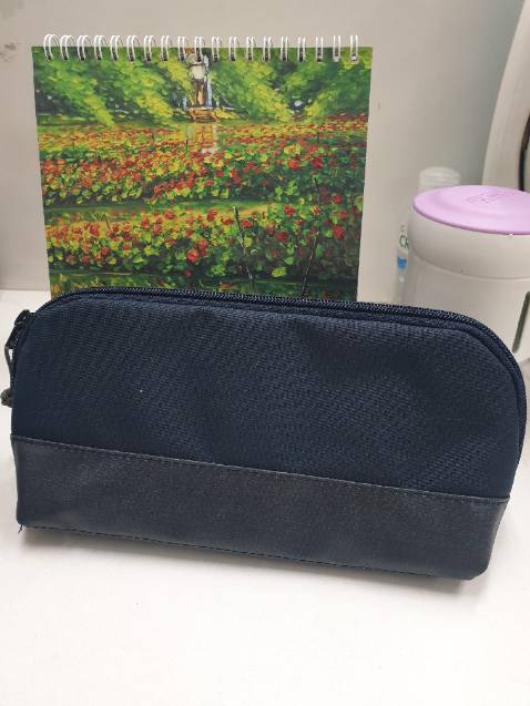 Túi nhỏ nhưng  đựng được rây nhiều bút cho học sinh hay vài thứ linh tinh cho chị em.
Rất gọn và tiện,sẽ tiếp tục ủng hộ shop.