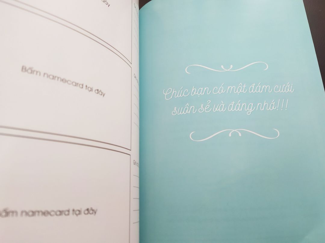 Mình xin chia sẽ 1 xíu về" Cuốn sổ tay cưới " mà mình mới tậu được trong mùa dịch này ạ??. Chắc chắn là quyển sổ tay không thể thiếu trong mùa dịch rồi các bạn ạ, quyển sổ tay nhỏ nhỏ vậy thôi nhưng có đủ tất tần tật mọi thứ 1 cách chi tiết cho việc chuẩn bị trước ,trong và cả sau khi cưới. Tuy mình chỉ đọc được khoảng nửa quyển thôi nhưng mình thấy rất hài lòng đối với những người lần đầu chuẩn bị như mình . mình k rành về chất liệu sách lắm nhưng mình thấy sách giấy bóng,mịn,nhìn rất đẹp mắt....????. các bạn có thể tham khảo r  tậu 1 cuốn để đọc cho qua cái mùa dịch này nha, rất hữu ích cho các cặp đôi .