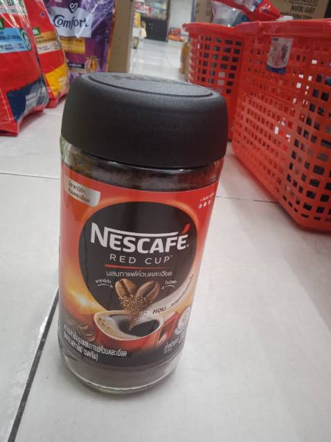 Nescafe red cup 200 gram là loại cà phê hòa tan đen như Trung Nguyên Coffee nhưng sản phẩm này là hủ 200 gram loại lớn giúp khách hàng tiết kiệm được nhiều tiền hơn. Chắc dần dà rồi Trung Nguyên Coffee cũng sẽ học hỏi hình thức này để có thêm nhiều khách hàng hơn nữa của riêng mình.