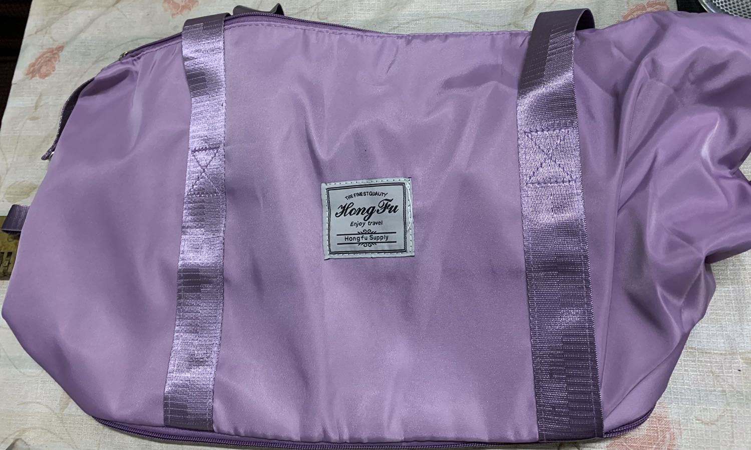 Mẫu thực tế mất hẳn 1 ngăn chỗ logo nên không thể xếp gọn hơn. Shop có giao lộn không?