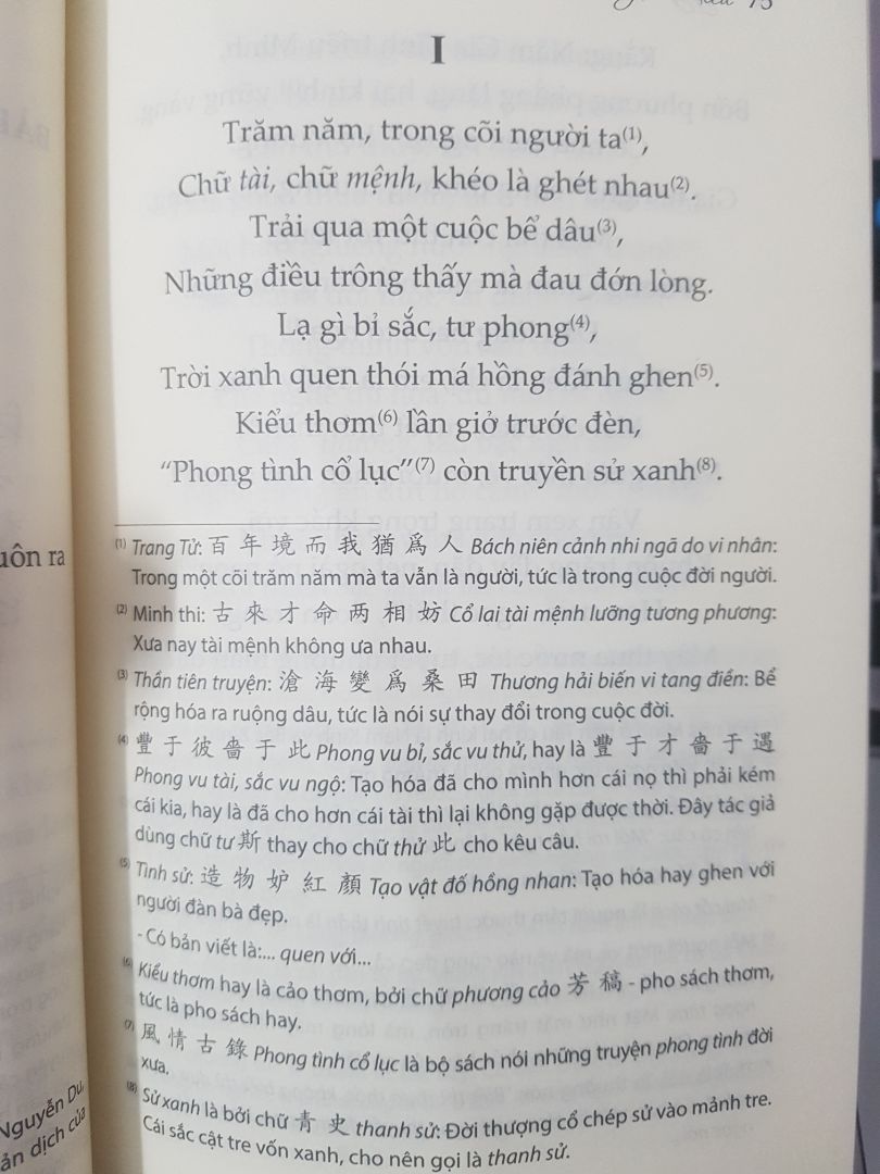 Phần đầu của sách là lời bình của tác giả về cụ Nguyễn Du giúp mình hiểu được nỗi lòng của cụ, hiểu hơn về nguồn gốc của câu chuyện trong tác phẩm và thấy được sự tài ba của cụ.
Phần nội dung luôn có các chú thích giúp mình hiểu hơn từng chữ một của tác phẩm.