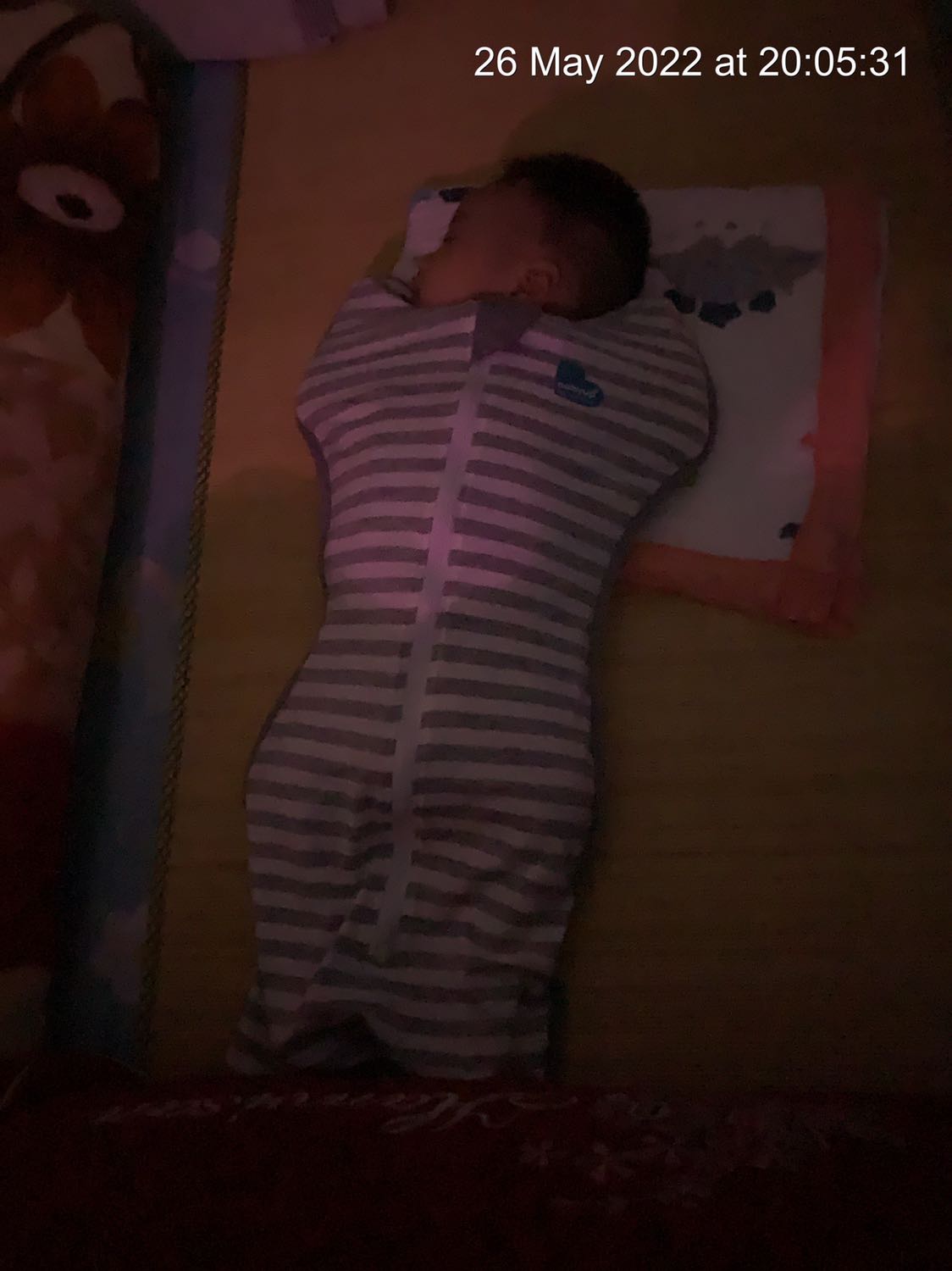 Em bé hợp tác với nhộng và ngủ ngon đỡ tỉnh giấc do giật mình. Chất liệu sản phẩm và đường may ổn