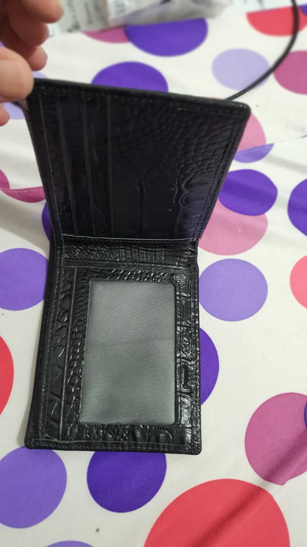 Không giống như hình, không có logo và chữ Huy Hoàng