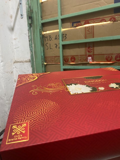 Quà ổnnnnnnnnnnnn trong tầm giá, dây xách hơi lỏng một chút. Shop giao đủ hàng, về mn tự ráp lại theo khung. Nhưng nhìn chung là để xách đi tặng là hợp lý nhé mọi ngườiiiiiiiiiiiiii.