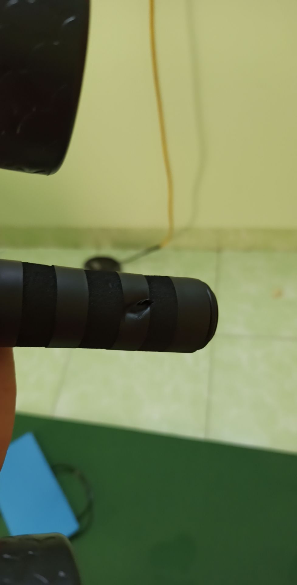 sản phẩm cầm nặng tay chắc chắn.  nhựa có tốt. nhưng tay cầm của sản phẩm rất tệ. bị thủng chỗ phía dưới. mình đã kiểm tra hàng nhưng k thấy vì nó ở dưới. k hiểu là do nhà cung cấp cố tình hay k. rất mong đơn vị cung cấp chú ý