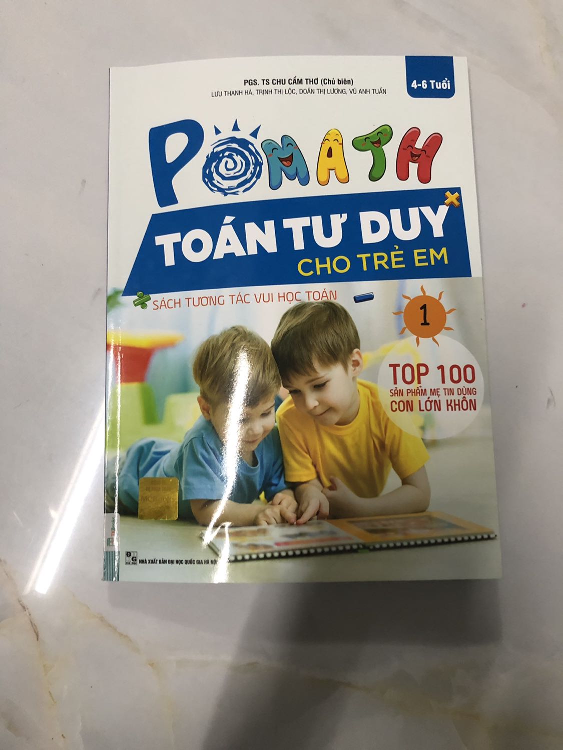 1 quyển sách rất phù hợp với ngày tháng ở nhà của các con