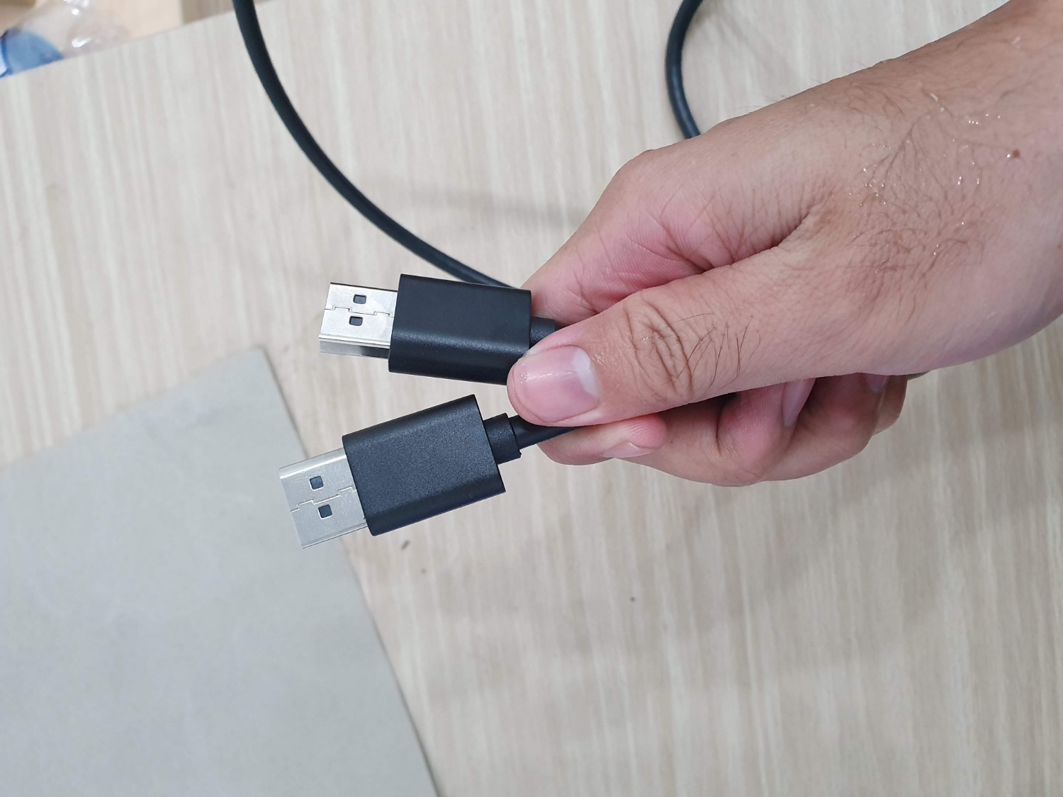 - Thông tin đầu cáp mạ vàng nhưng sản phẩm thực tế không có.
- Sản phẩm giao không giống với hình trên web tiki.
- Quan trọng nhất là gắn vào kết nối với màn hình ko lên được.
- Đề nghị Tiki xem xét giải quết giúp.