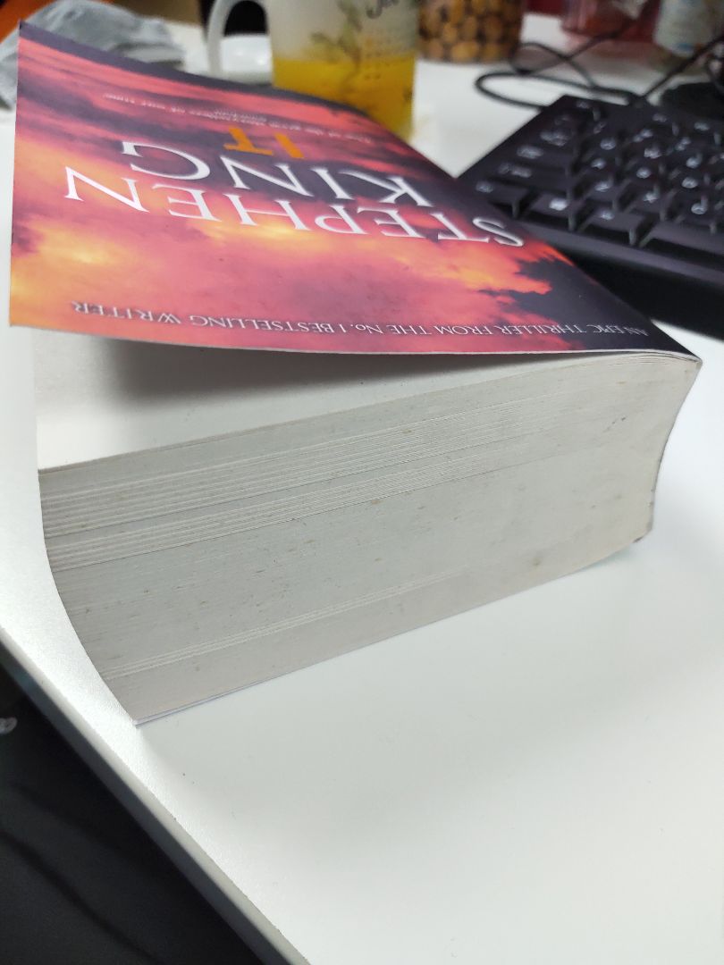 Sách của Stephen King thì hay rồi. Xem phim rồi nên đại khái cũng biết được nội dung giúp dễ đọc hơn được một ít. Sách của fahasha, giao hàng nhanh đóng gói cũng tốt. Nhưng có vẻ bảo quản chưa được tốt nên hơi dơ, chữ in hơi nhỏ, bù lại giá rẻ cho 5 sao