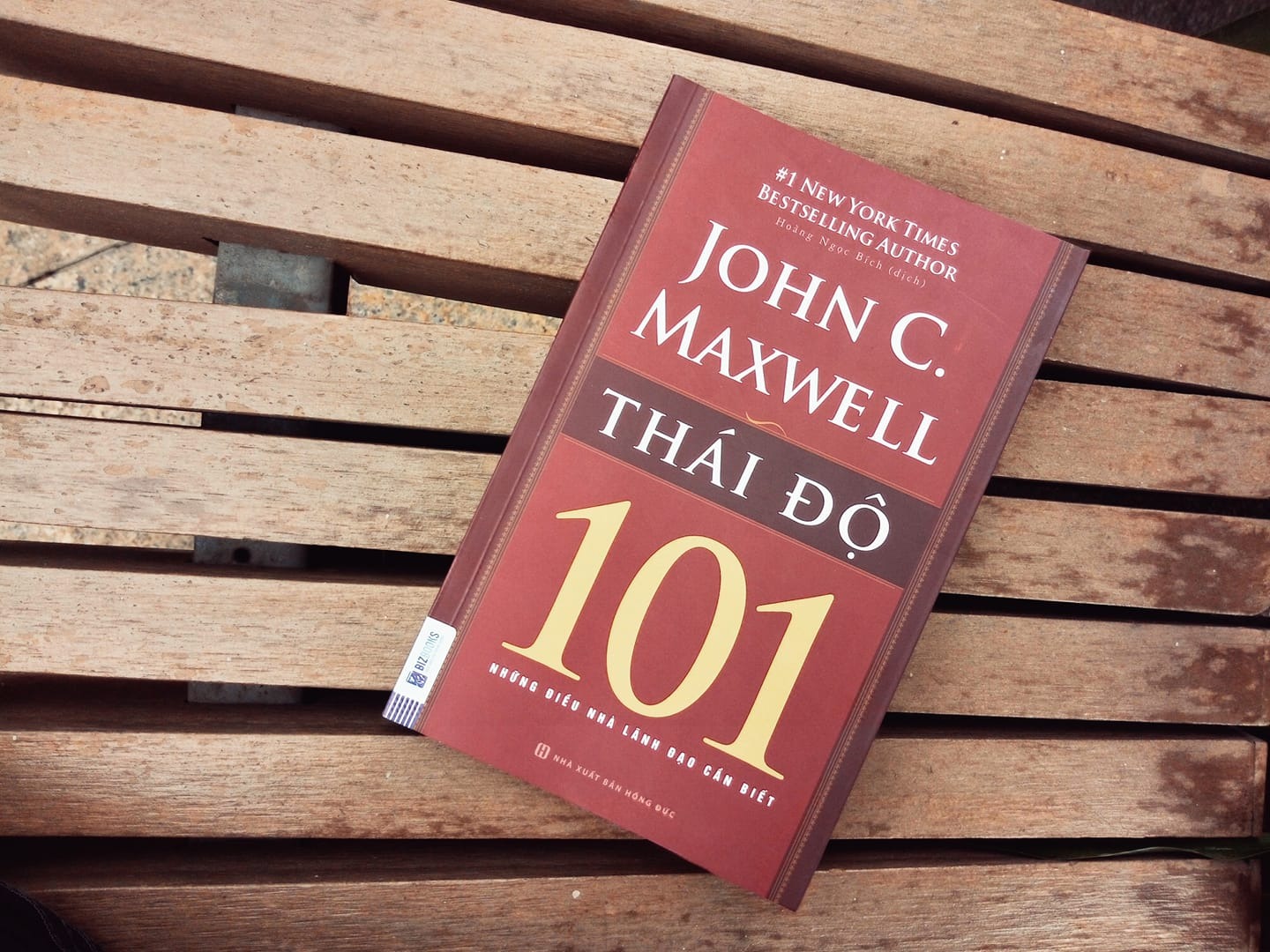 Thái độ chính là chìa khóa thành công
Chưa bao giờ tôi đọc 1 cuốn sách lại ngắn gọn , súc tích đến như vậy. Thái độ là chìa khóa để chúng ta thành công trong cuộc sống. Kỹ năng, kinh nghiệm, trình độ học vấn, nhận thức… tất cả đều quan trọng, nhưng trên hết vẫn là thái độ. Tôi vẫn nhớ 1 câu mà anh quản lý dạy hồi tôi còn đi làm ở công ty: “Không có tay nghề, tôi có thể đạo tạo. Nhưng không có đạo đức, tôi không thể đào tạo”.
Tôi học được rất nhiều từ cuốn sách. Những gì ta đọc và những người ta giao thiệp sẽ quyết định 5 năm tới ta trở thành con người như thế nào. Nghịch cảnh chính là sự phồn thịnh đối với những ai sở hữu thái độ tuyệt vời. Diều bay ngược chứ không xuôi theo chiều gió. Cuộc đời như 1 ván bài. Mỗi người chơi phải chấp nhận những lá bài được chia cho mình. Nhưng 1 khi đã cầm những lá bài đó trong tay, tự anh ta quyết định phải chơi thế nào để thắng. Những người tin rằng không nên thử làm điều gì lần đầu tiên sẽ chẳng bao giờ làm xong được việc gì. Cách duy nhất để bạn có thể tiến lên là thất bại từ sớm, thất bại thường xuyên và thất bại để đi lên.
Đọc rất cuốn hút, liền 1 mạch. Nhất định tôi sẽ mua trọn bộ đủ combo 8 cuốn của tác giả.
Sách hay! Đáng đọc!