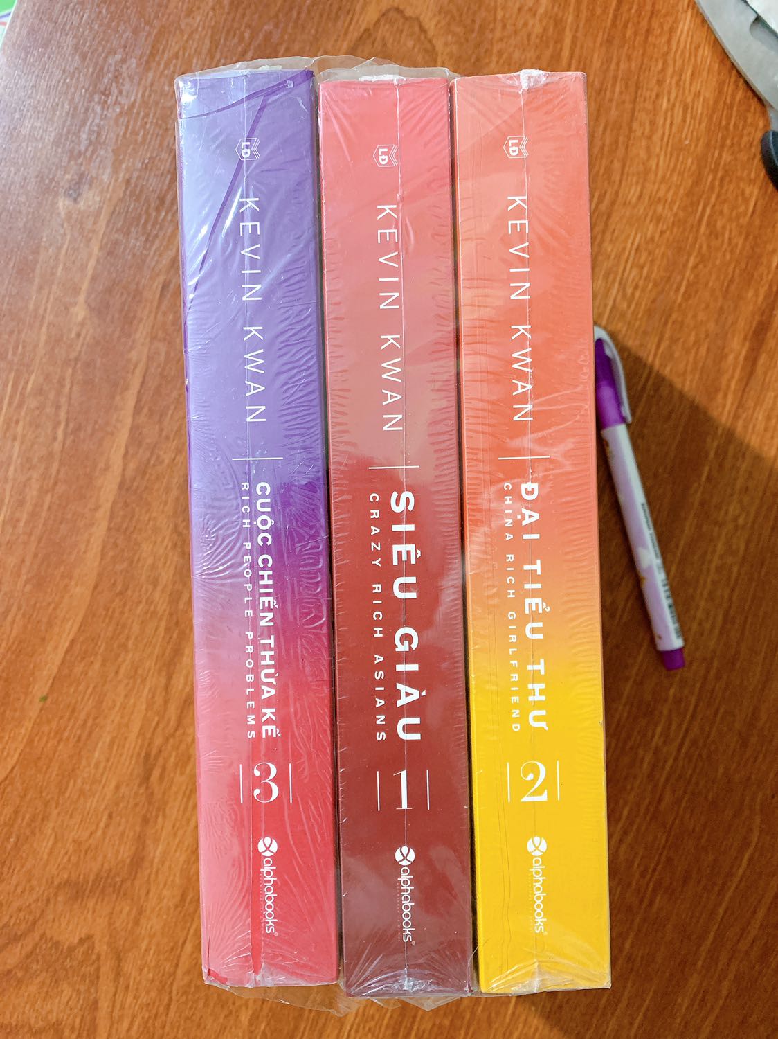 Mình mới nhận hàng sáng nay,canh sale nên mua được cả bộ 3 quyển giá chỉ 245k,mà nhận được nguyên bộ sách mới tinh.Nội dung thì chưa đọc kịp nên chỉ nhận xét về chất lượng hàng của Tiki thôi,đơn hàng này mình cho năm sao vì chất lượng sản phẩm hoàn hảo nhé.