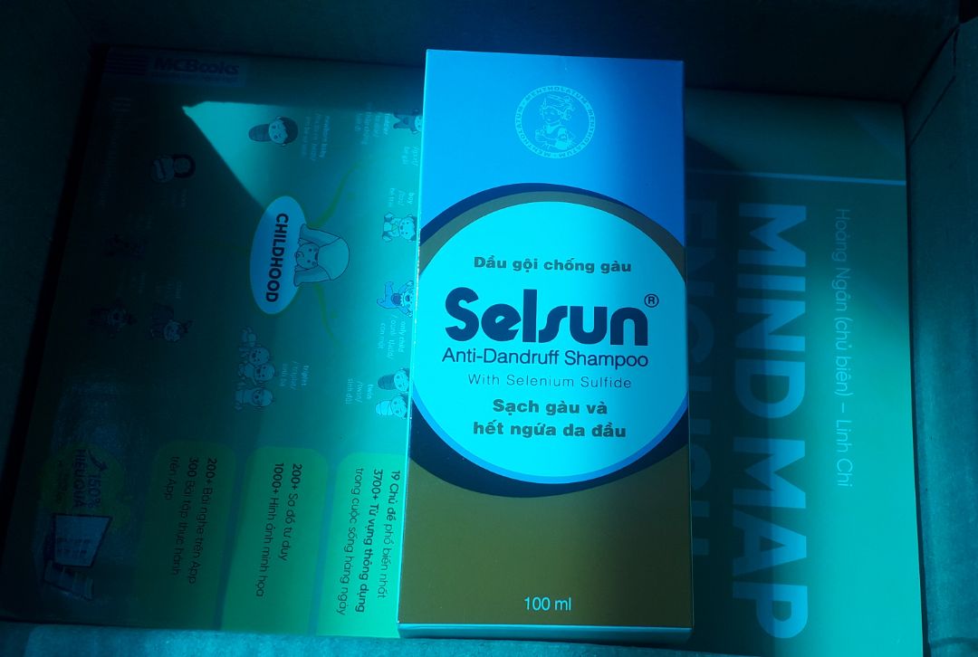 Mình vốn thường xuyên dùng Selsun rồi. Rất tốt 👍ai bị gàu thì dùng đều rồi nếu ko bị nữa thì dùng 1 tuần ít nhất 1 lần để phòng chống gàu rất ổn. dầu gội xong sẽ hơi rít nhưng xả thêm dầu xả cùng loại cũng sẽ rất mềm. Mùi dầu gội thì mình ko ưng lắm,nhưng cũng ko có khó chịu đâu