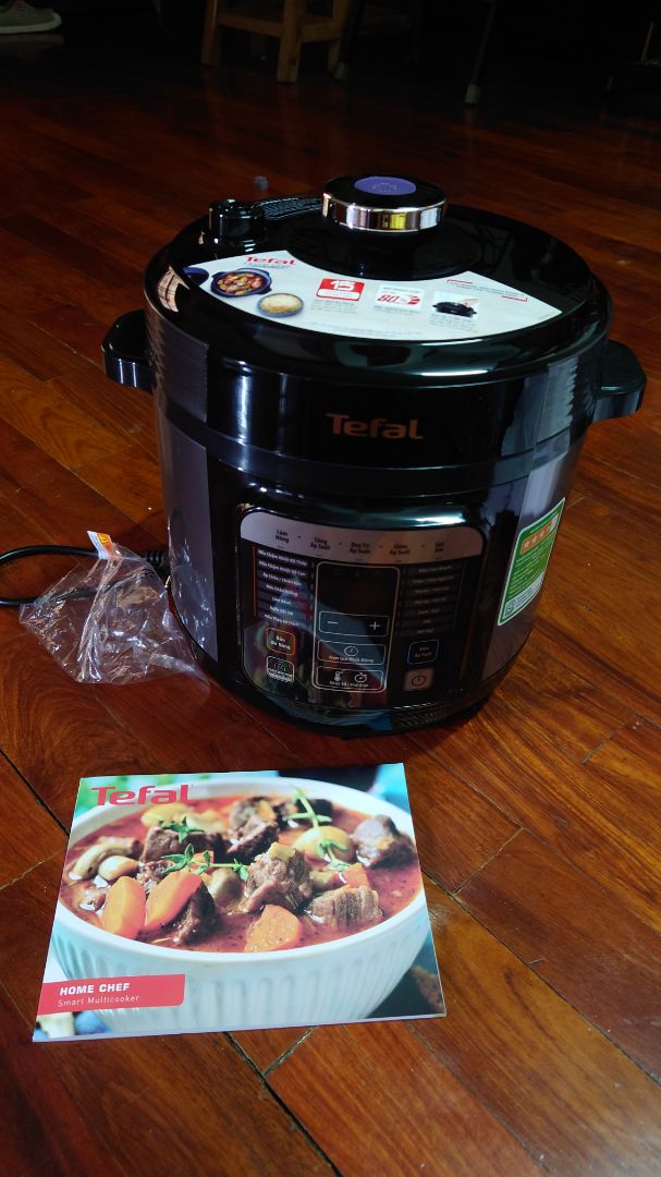 Sử dụng nồi được vài ngày và chờ có quà tặng về mình mới đánh giá cho khách quan. Khi mua bạn phải thấy phần quà tặng ở bên dưới phần mô tả thì mới là có quà nhé. Thêm cả 2 vào giỏ rồi bấm tick cả 2, đặt thành công thì sẽ được tách làm 2 đơn với mã khác nhau. Nồi giao trước thành công thì quà tặng mới bắt đầu được gửi đi cơ. 

Đóng gói và giao hàng của Tiki thì không chê gì rồi. Mỗi cái là nồi giao cho mình bị 1 nốt lõm bên trong nồi như hình, haiz, hơi buồn.

Có bạn trước đó yêu cầu có dán tiếng Việt vào bảng điều khiển thì đến mình mua thấy bảng điều khiển đã có sẵn tiếng Việt rồi nên khi dùng khỏi lăn tăn nữa. Nhà sản xuất có vẻ rất lắng nghe đánh giá khách hàng.

Về các chế độ thì okie, cài đặt sẵn nấu rất tiện và nhanh, hương vị được giữ trọn vẹn hơn. Mình đã thử vài món hầm thì okie lắm nha. Có báo khi khoá nồi hay rút điện nữa.

Cái nồi quánh thì mình chưa dùng,nhưng nhìn khá đẹp, ngoại quan không vấn đề gì.