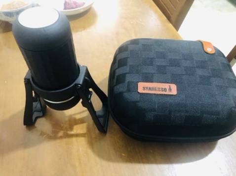 Sản phẩm pha cafe cực tốt, gói hàng kĩ sản phẩm giá trị cao. Mua máy và cối được giới thiệu từ anh em ***, được tặng đủ món, ly, cafe hạt, thấy thích quá order thêm cái túi. LƯU Ý MẶC ĐỊNH HÃNG KHÔNG CÓ TÚI nên cần thì mua ở shop luôn.