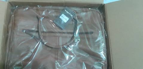 Chất liệu da mềm, đẹp.
Nhưng sao hình quảng cáo màu bò nhạt với hàng nhận được khắc nhau xa