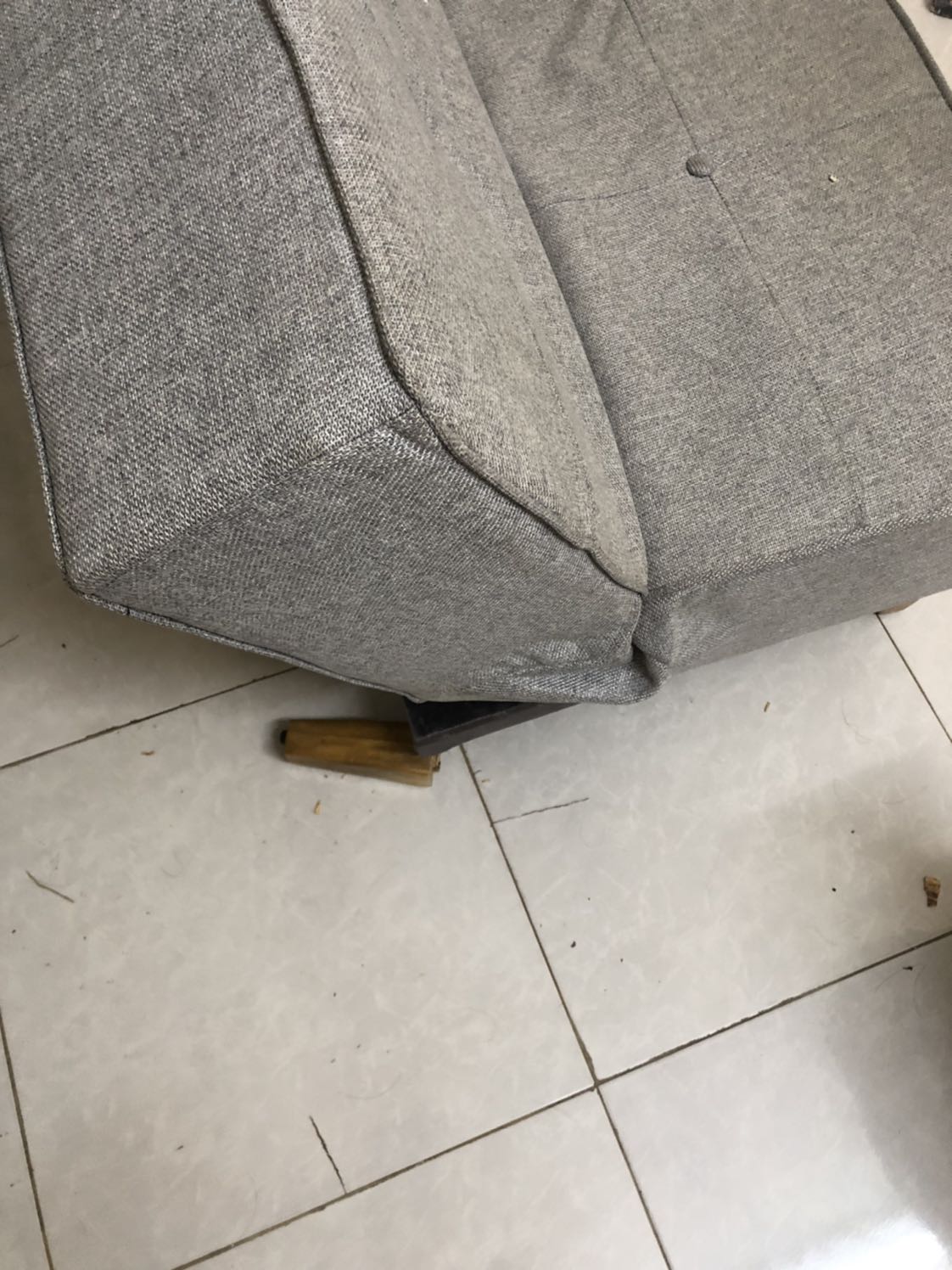 1 chân ghế gá vào cực tệ dùng đc 10 hôm ngã dập mặt vì gãy 1 chân ghế