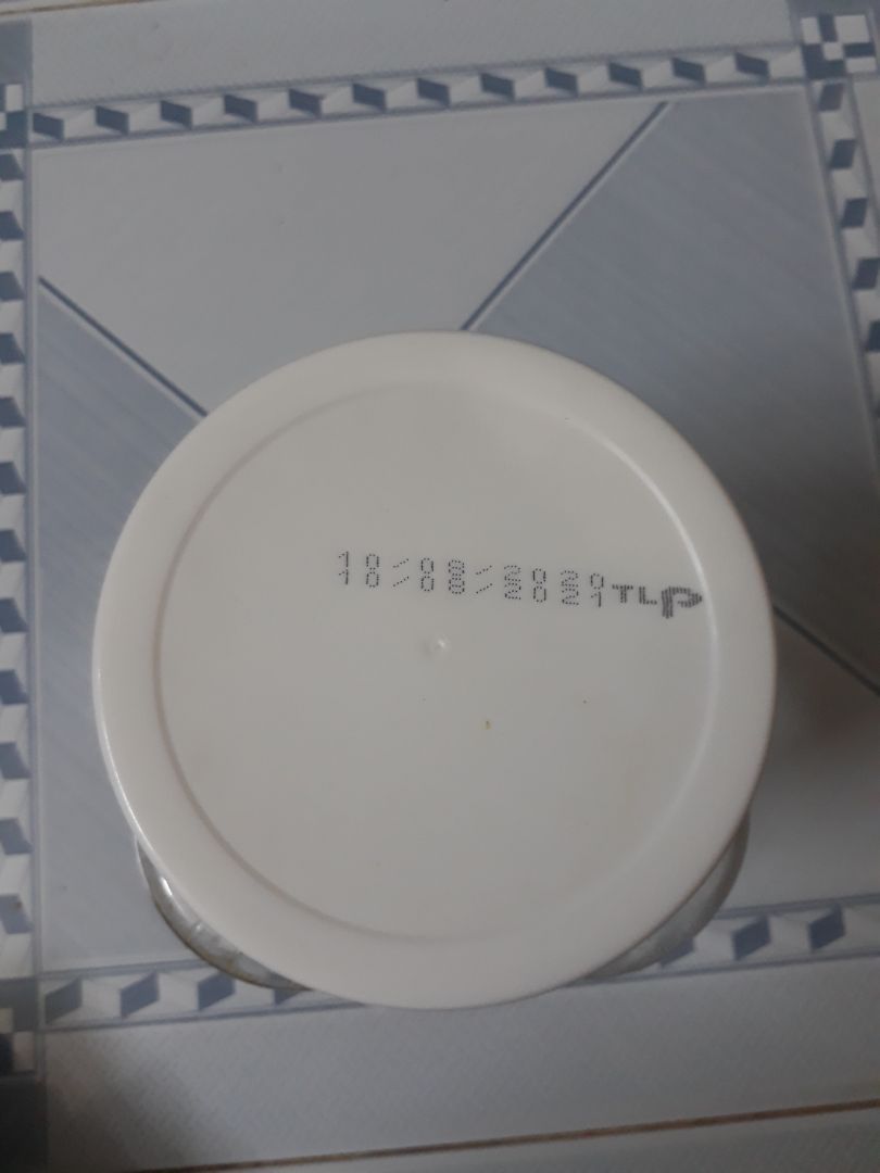 Mình đặt 1kg khô gà vào hôm thứ 4 đến sáng thứ 6 là đã ship xong (do mình chọn gói giao hàng tiêu chuẩn). Đơn hàng ship về đóng gói cẩn thận, hộp vuông vức và đầy đủ thông tin.
Khô gà hơi ngọt, nhiều ớt, miếng gà khi làm khô đôi chỗ ăn có bột. Mùi vị chấp nhận được và ăn được.
Tóm lại do 2 hộp khô gà sale rẻ nên mình mua về thử nên chất lượng tạm ổn.