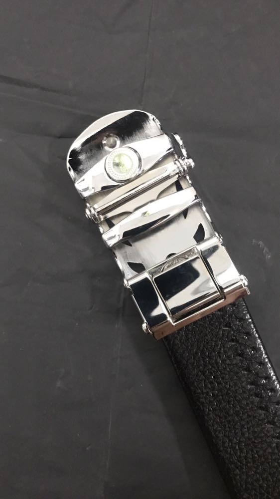 Lấy về sài mấy hôm rồi mới lên đánh giá cho mọi người biết. Dây da mềm dài chắc mấy anh bụng bự đeo ok còn mấy anh bụng bé thì cắt ngắn đi xíu là ok rồi. Đầu khoá chắc chắn, nhìn đơn giản nhưng rất đẹp, dễ phối đồ. Nói chung là sản phẩm khá ok. Đáng mua các bạn ạ.