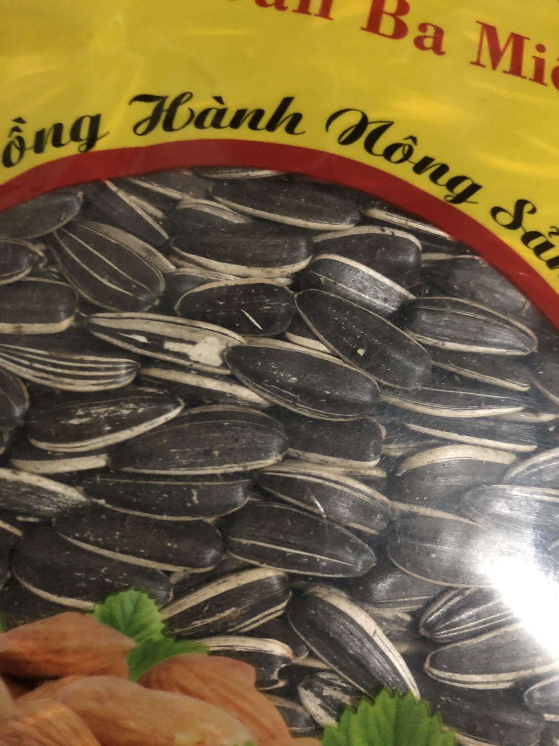 Hướng dương đủ 2 gói 1kg , mỗi gói 500g
Hạt 1 túi đẹp còn 1 túi trông k đc đẹp lắm
Để tết nên mình chưa ăn thử