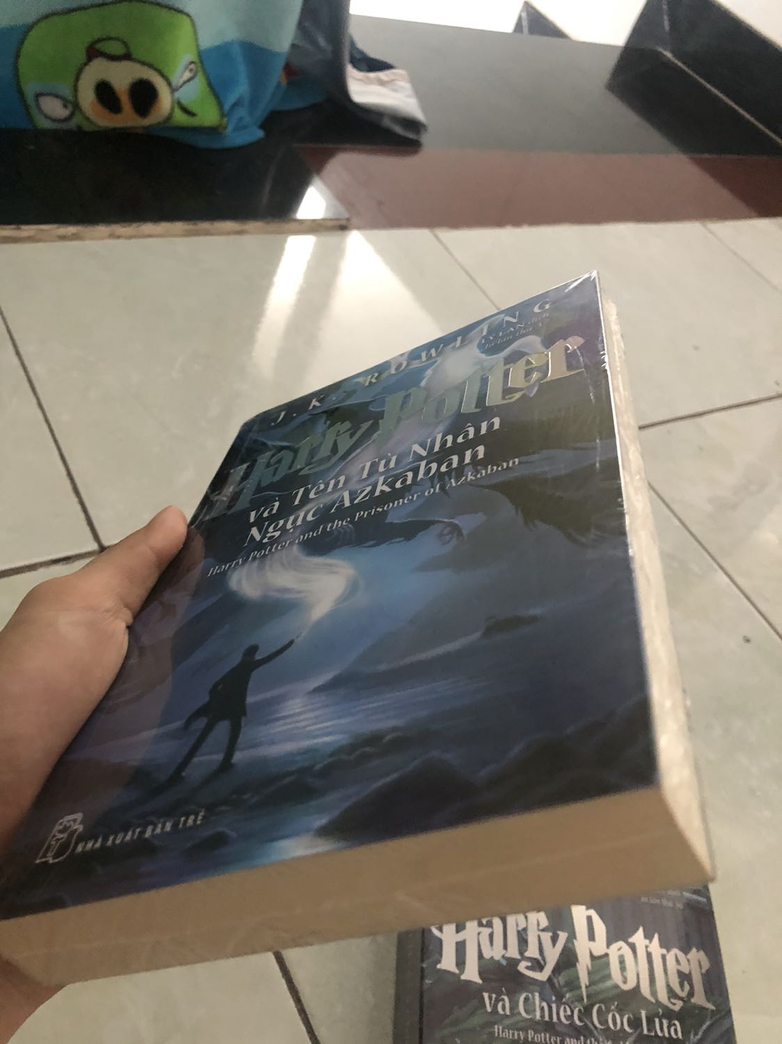 Cùng đứa em hùn vốn mua 4 cuốn này. 
May mắn là cuốn nào cũng mới tinh.
Mấy bữa nay chờ ship tới giờ lại phải chờ cho  đứa em đọc trước vì nó là cổ đông lớn.?