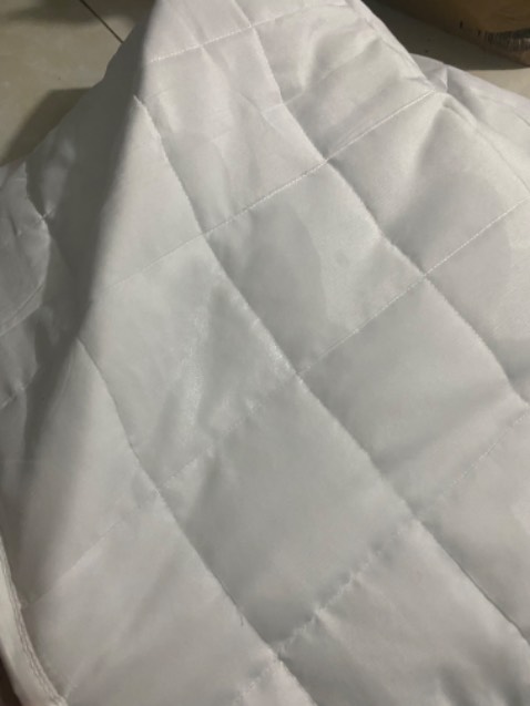 Sản phẩm k chống thấm, này mà bé tè cái có mà thấm sạch xuống nệm, mua về jo để không vì k có tác dụng mong muốn!!!!!!!, có video mà k tải lên dk.