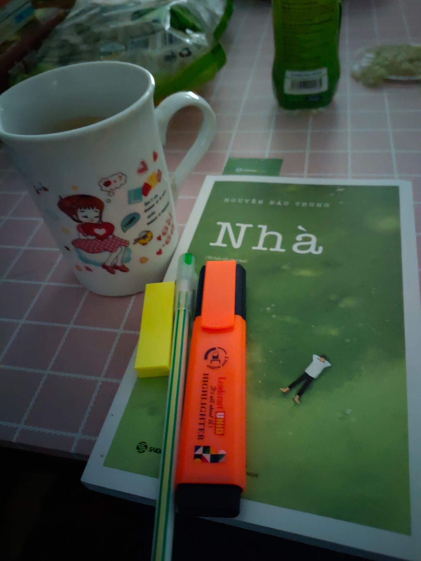 mới đầu đọc thì mình thấy cuốn sách khá nhẹ nhàng. càng đọc càng bị cuốn theo dòng kể của tác giả, lối văn phong nhẹ nhàng, lôi cuốn và đầy triết lý sống.
những tưởng tác giả chỉ quan tâm tới Phật Giáo nhưng những trang sau tác giả đề cập tới những câu kinh thánh, Thánh Vịnh khiến mình rất ngỡ ngàng . bản thân mình là người Công Giáo mà nhiều khi mình quên mất sự hiện diện của Chúa bên đời. cảm ơn tác giả với những ngôn từ nhẹ nhàng, những câu chuyện khiến mỗi người cần suy nghĩ về NHÀ. và cả vấn đề bình đẳng giới tính mà xã hội hiện nay đang cần được bảo vệ những người trong cộng đồng LGBT .
" ngày mà chúng ta nhận ra chúng ta được quyền làm chủ cuộc đời mình, với những cảm xúc vui buồn của mình... không dựa dẫm vào ai cả, không đổ thừa ai cả... là ngày chúng ta trở về nhà !"