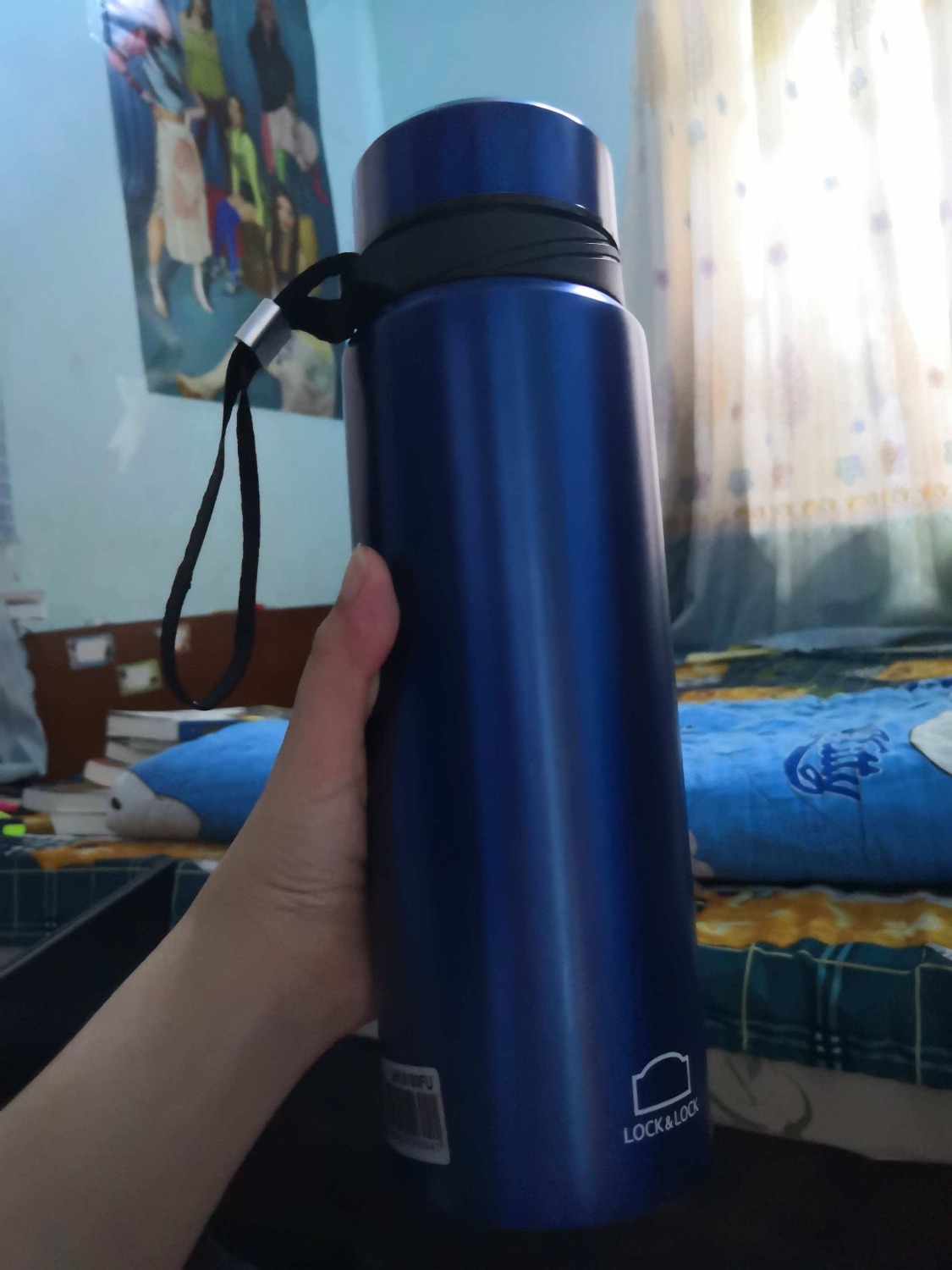 bình nhẹ hơn mình tưởng, màu lạnh nhìn mát mắt lắm. nước giữ lạnh thì siêu lâu, mình để nước lạnh phơi nắng  từ 7h đến 11h uống vẫn mát rượi cổ họng. lại còn mua trúng đợt giảm giá còn 279k. cho 5 sao.
bình trong hình bị xước là do mình hậu đậu làm rơi còn bình lúc giao dù không còn nguyên seal nhưng vẫn mới. mình mua 2 bình cho mẹ vs mình luôn.