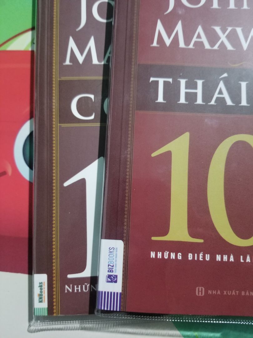 Mới nhận sách về bóc ra thì mất hết 1/8 bookmark là thấy không vui rồi, sau hồi phát hiện 1 bộ 8 cuốn nhưng lại 2 nhà sản xuất, 2 màu giấy luôn thấy hết đồng bộ rồi. Thêm nữa là bộ của KNBooks có tặng mã đọc sách trên app, tải app mcbooks về truy cập mã vạch không tìm được sách, nhập mã quà tặng cũng không ra là thế nào???