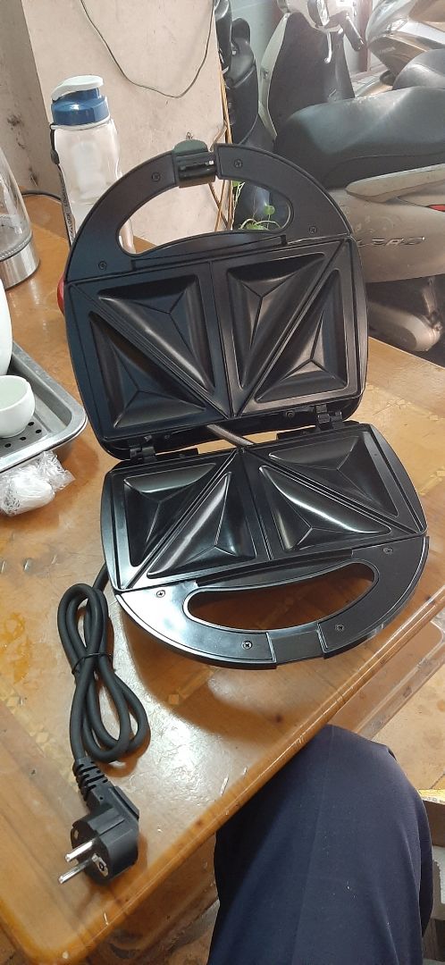400k cái máy nướng, mua về lúc đầu hơi tiếc tiền vì nhìn nó bé tí. Nướng mẻ đầu - 6 chiếc sandwich pate + ba chỉ xông khói - bọn trẻ con ăn sạch bách, may mình còn được nửa miếng. Đáng đồng tiền bát gạo.