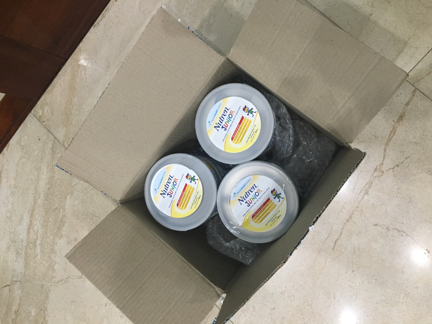 Sản phẩm chất lượng, hsd xa, tiki giao hàng nhanh. Tuy nhiên lần này k hài lòng lắm do đóng gói sơ sài, có 2 hộp sữa bị móp. Hy vọng lần tới mua sữa tiki để ý hơn tới khâu đóng gói để tránh va đập trong quá trình vận chuyển làm hư hại chất lượng hàng bên trong. Mình vẫn vote 5* ủng hộ vì giá cạnh tranh, mua 3 *** còn đc giảm giá. Sản phẩm chất lượng, hsd xa, tiki giao hàng nhanh. Tuy nhiên lần này k hài lòng lắm do đóng gói sơ sài, có 2 hộp sữa bị móp. Hy vọng lần tới mua sữa tiki để ý hơn tới khâu đóng gói để tránh va đập trong quá trình vận chuyển làm hư hại chất lượng hàng bên trong. Mình vẫn vote 5* ủng hộ vì giá cạnh tranh, mua 3 *** còn đc giảm giá.