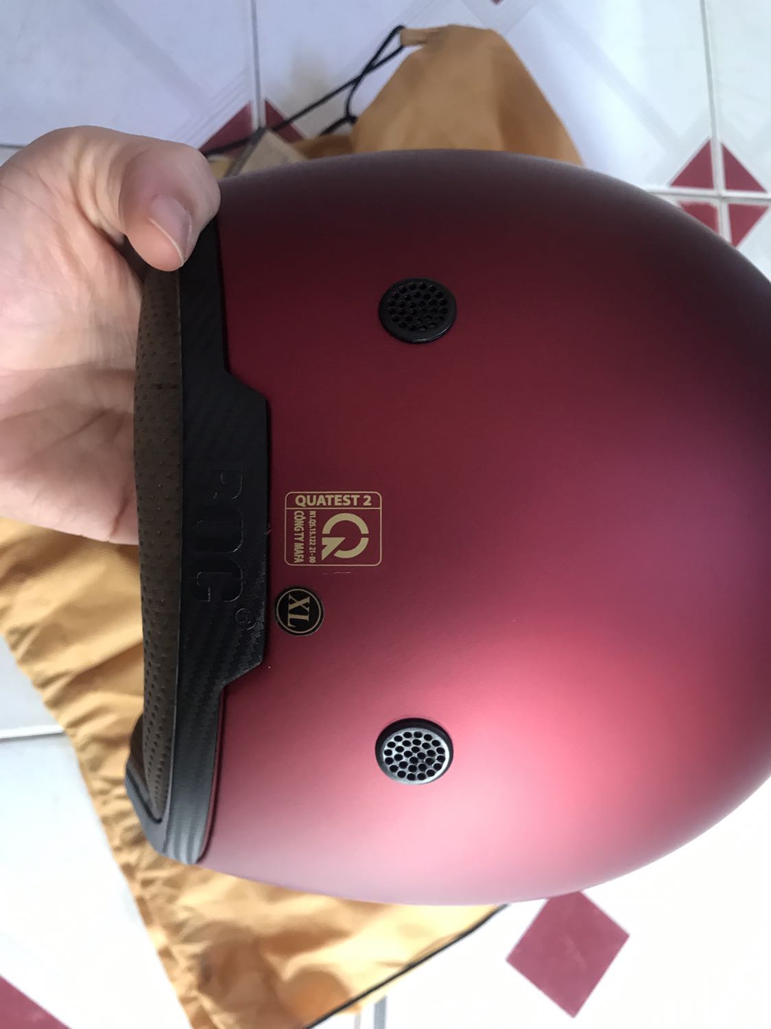 Giao hàng đúng tiến độ, shop có đóng gói chống nước cẩn thận. 
Chi tiết dập/in sắc nét, màu nón như hình, ra nắng ánh màu đẹp. 
[Cập nhật sau 4 tháng sử dụng] khối lượng nón ổn, đi lâu không bị nặng đầu. Chi tiết in dập trong nón vẫn còn sắc nét. Đệm nón lúc mới mua về: êm dày; nhưng tới thời điểm hiện tại nó bị xẹp. Rất không hài lòng. Bạn mình mua nón 3/4 bên chỗ khác, trước cả mình, nhưng nón vẫn giữ phong độ. Bển còn có chế độ vệ sinh nón miễn phí. Chung là sài ổn nhưng tiếc vì không tham khảo thêm vài chỗ.