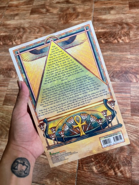 Sách được giao nhanh và bao bọc kĩ càng… Nhìn thôi đã thấy sự sang trọng chứ huống chi cầm vào… Chất lượng giấy ổn và mực in đều… Nội dung thì đúng là những gì mình cần cho việc tìm hiểu về Ai Cập nói chung và các vị thần nơi ấy nói riêng nên cảm thấy rất hài lòng với sản phẩm trên…